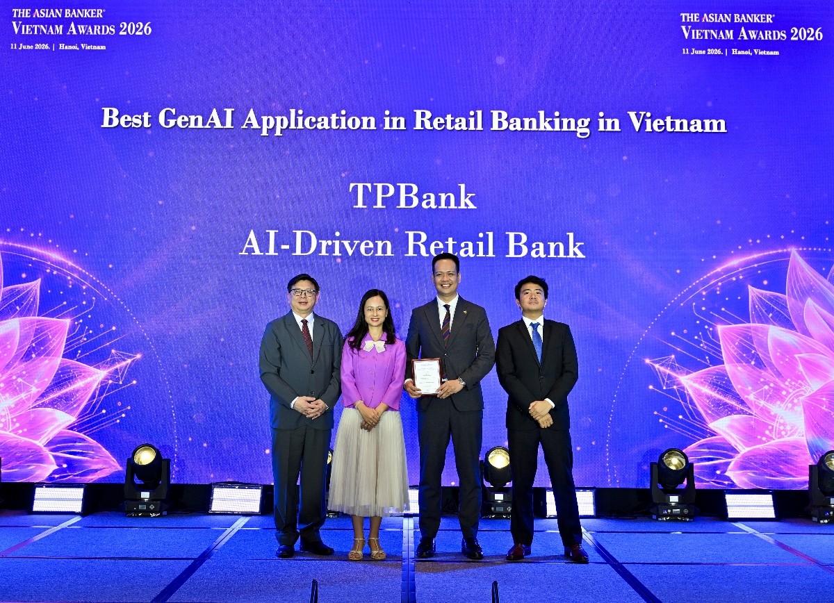 Đại diện lãnh đạo TPBank, nhận giải thưởng: Ứng dụng AI tạo sinh (GenAI) xuất sắc nhất Việt Nam (Best GenAI Application in Vietnam).