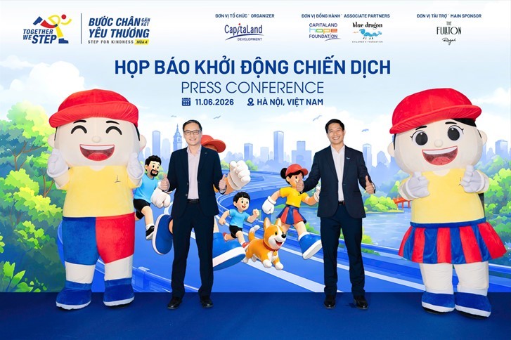 Ông Alwin Low, Tổng Giám đốc CLD Việt Nam khu vực miền Bắc, cùng ông Đỗ Duy Vị, đồng Giám đốc điều hành Tổ chức Trẻ em Rồng Xanh thực hiện nghi thức khởi động chiến dịch “Bước chân gắn kết yêu thương”.
