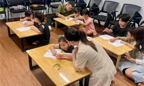 Tình nguyện viên CLD Việt Nam hỗ trợ tổ chức học tiếng Anh cho trẻ em tại trung tâm sinh hoạt ở TP Hồ Chí Minh.