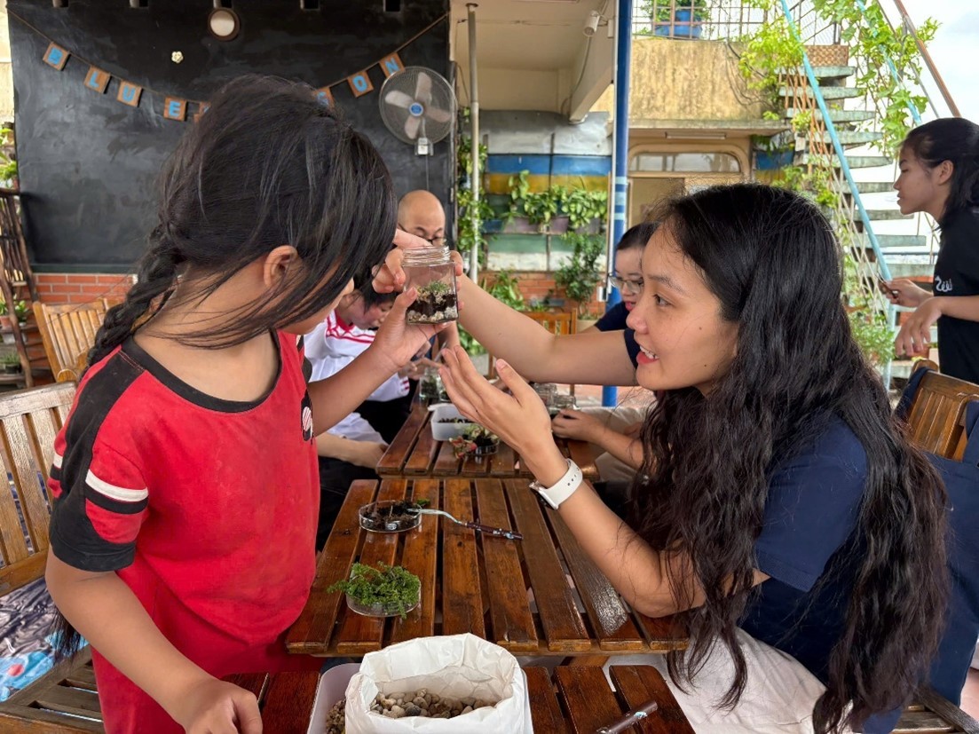 Tại trung tâm Tổ chức Trẻ em Rồng Xanh tại Hà Nội, tình nguyện viên CLD Việt Nam đồng hành cùng các em nhỏ trong hoạt động STEM kiến tạo trồng cây sinh thái terrarium, phổ cập kiến thức cơ bản về thực vật, đất và hệ sinh thái.