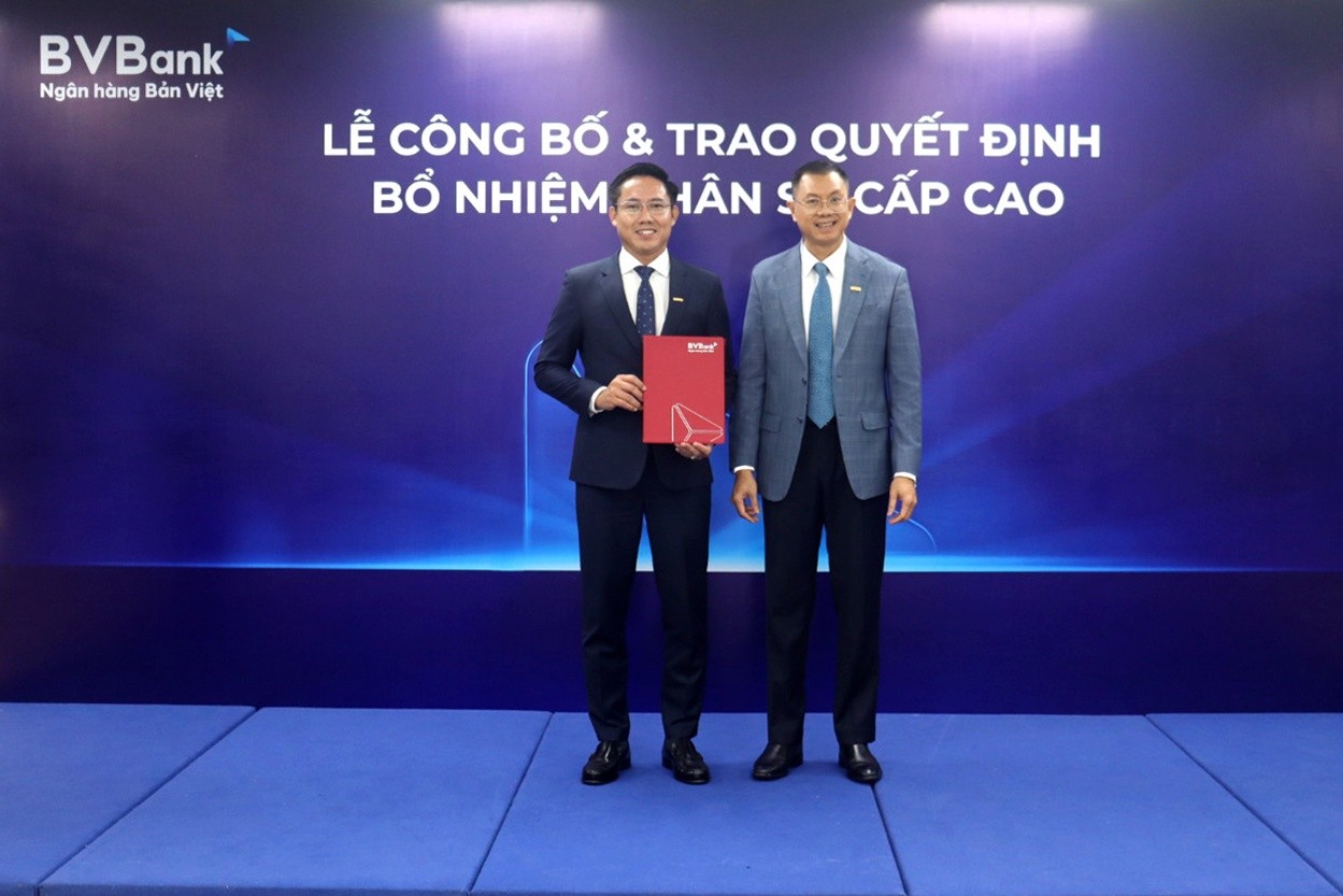 Ông Lý Hoài Văn - Tổng Giám đốc BVBank (bên phải) trao Quyết định bổ nhiệm đến ông Nguyễn Đăng Di - Giám đốc Khối KHCN