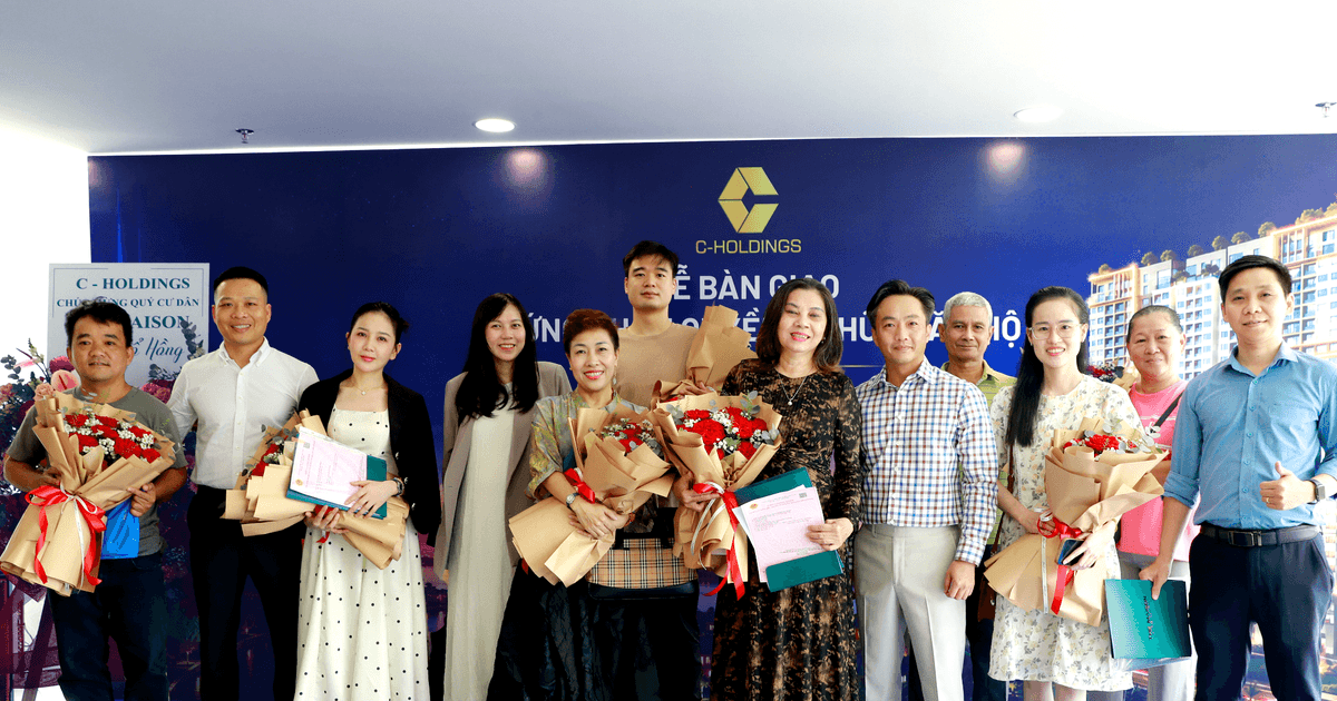 Cư dân dự án The Maison vui mừng nhận sổ hồng từ chủ đầu tư. 