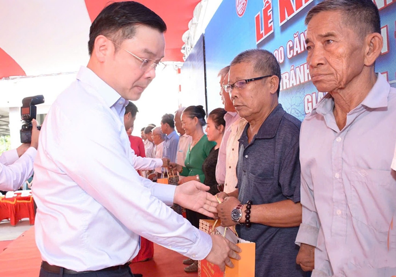 ct-huy-1782531193.jpg