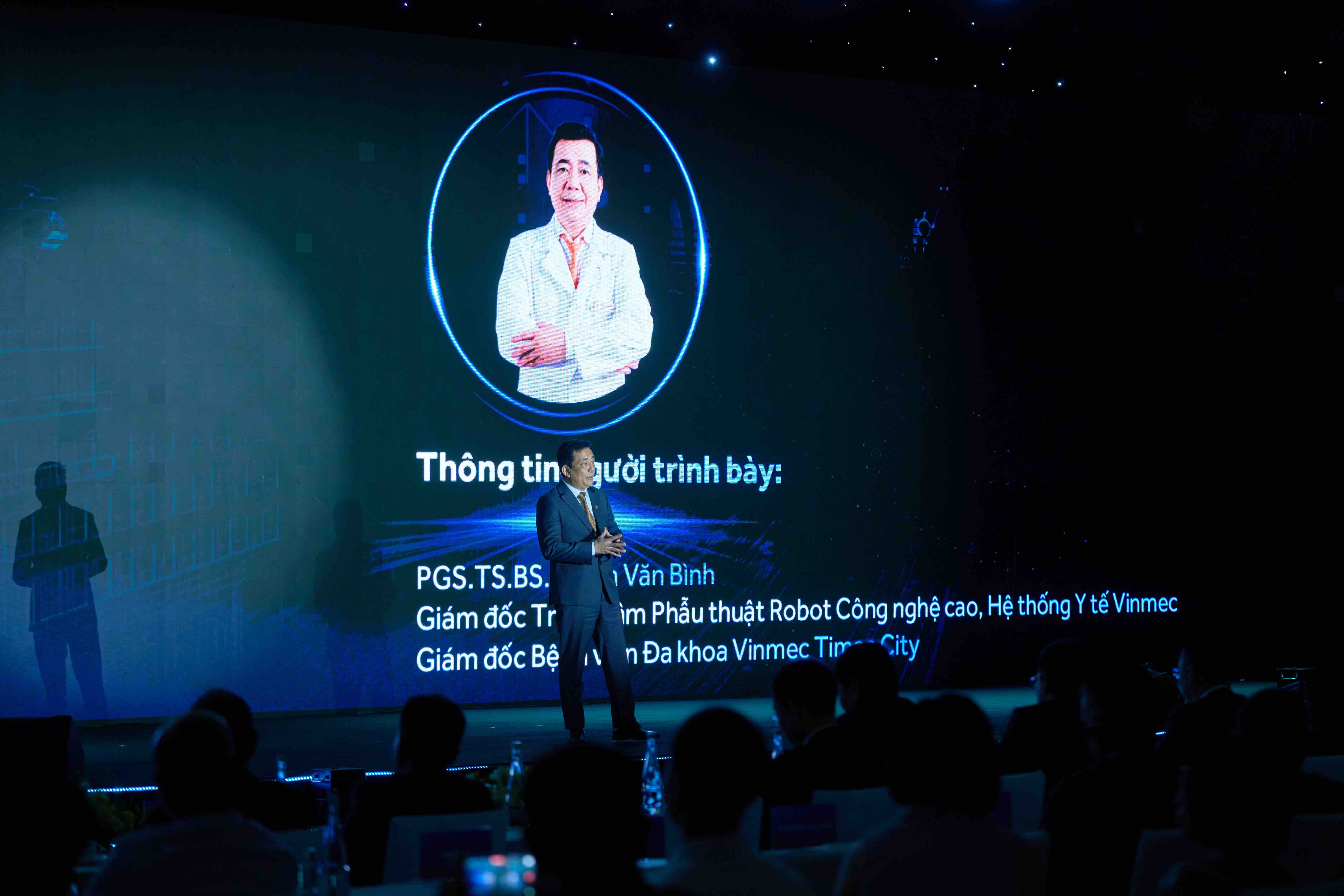 PGS.TS.BS Phạm Văn Bình - Giám đốc Trung tâm Phẫu thuật Robot Công nghệ cao, Hệ thống Y tế Vinmec; Giám đốc Bệnh viện Đa khoa Quốc tế Vinmec Times City - phát biểu tại sự kiện.