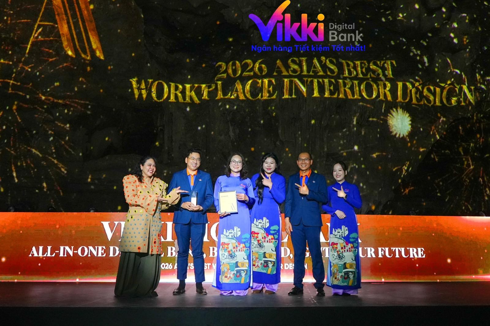 Bà Phan Thị Trâm Anh - Phó Tổng Giám đốc Vikki Digital Bank nhận giải “Asia’s Best Workplace Interior Design” – Không gian làm việc xuất sắc nhất Châu Á 2026.