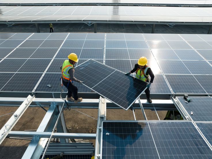 Giá mua sản lượng điện dư được xác định theo giá điện năng thị trường điện bình quân của năm trước liền kề theo quy định mới.