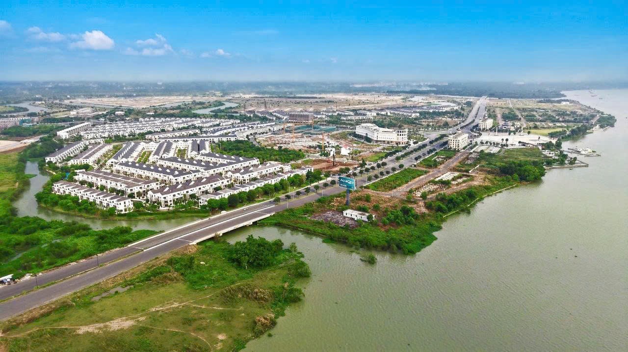 Đại lộ Nguyễn Hữu Cảnh khi được hoàn thiện sẽ tạo tác động lan tỏa đến các khu đô thị, thương mại, dịch vụ dọc tuyến. Trong đó, đại đô thị Aqua City của Novaland.