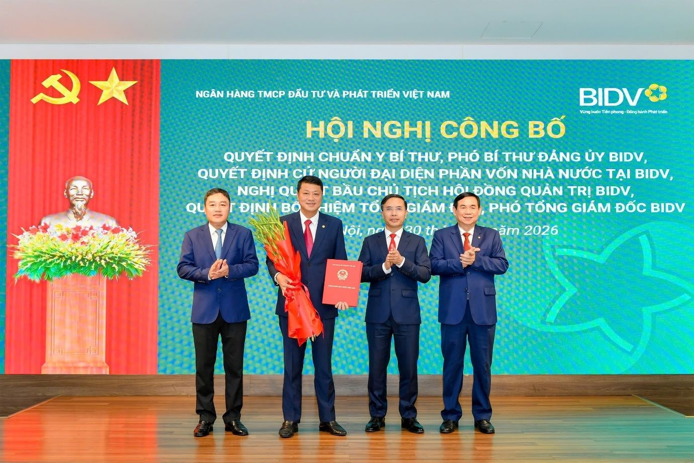 306-2-thong-doc-pham-duc-an-du-hoi-nghi-cong-bo-cac-quyet-dinh-nhan-su-cap-cao-va-nguoi-dai-dien-phan-von-nha-nuoc-tai-bidv-1782895150.jpg