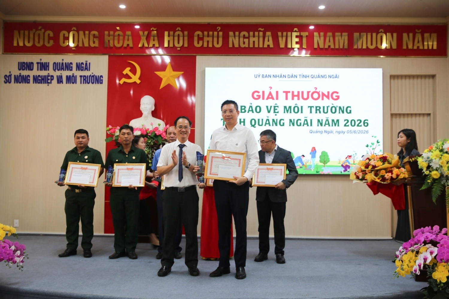 dai-dien-bsr-nhan-giai-thuong-bao-ve-moi-truong-tinh-quang-ngai-nam-2026-ghi-nhan-nhung-no-luc-noi-bat-cua-doanh-nghiep-trong-cong-tac-quan-ly-va-bao-ve-moi-truong-nam-2026-1782917290.jpg
