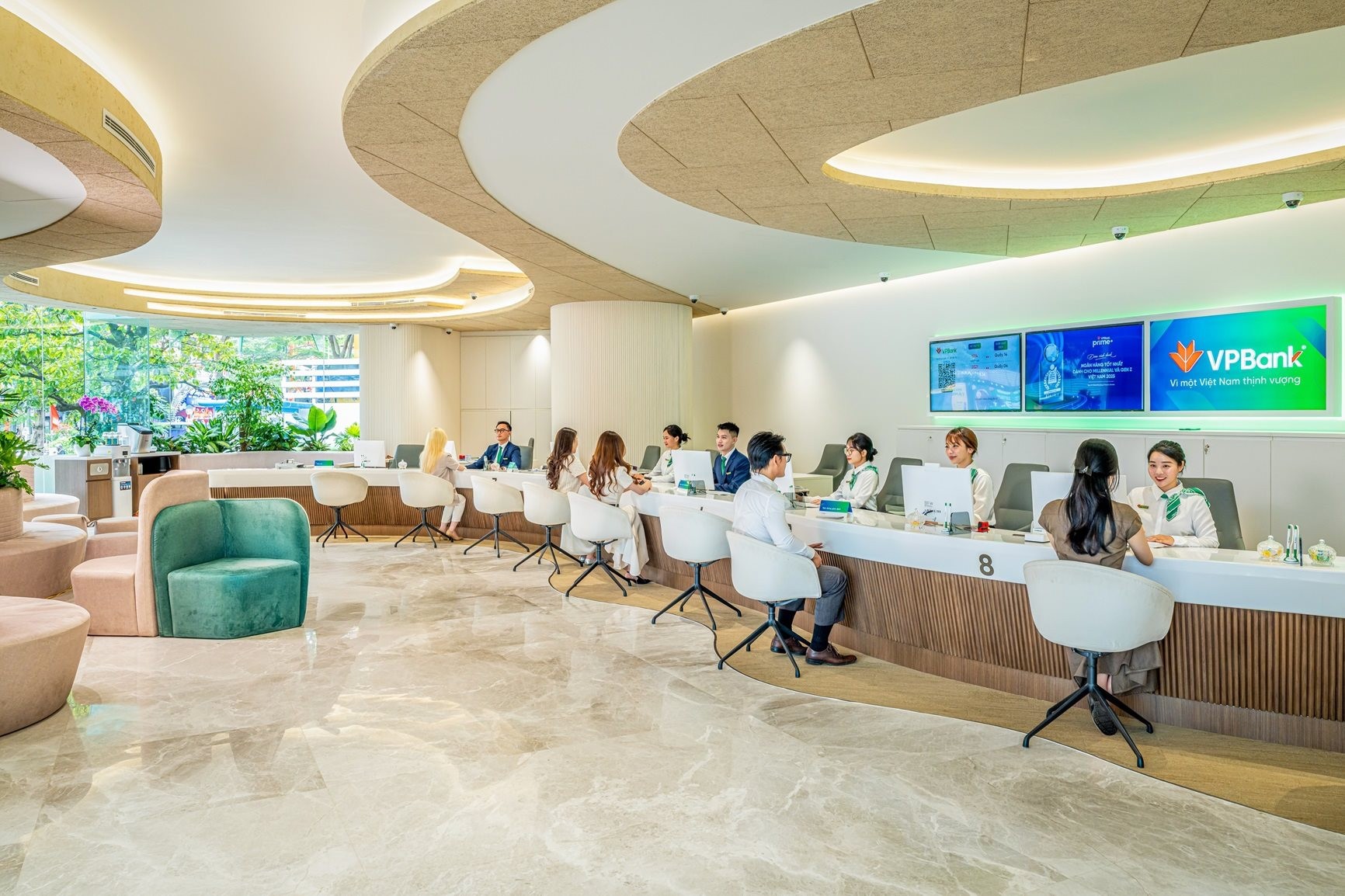 VPBank tiếp tục mở rộng hệ sinh thái với sự tham gia của các đơn vị như VPBankS, GPBank, CAEX, cùng các thành viên hiện hữu FE CREDIT và OPES, hướng tới cung cấp hệ sinh thái dịch vụ tài chính toàn diện.