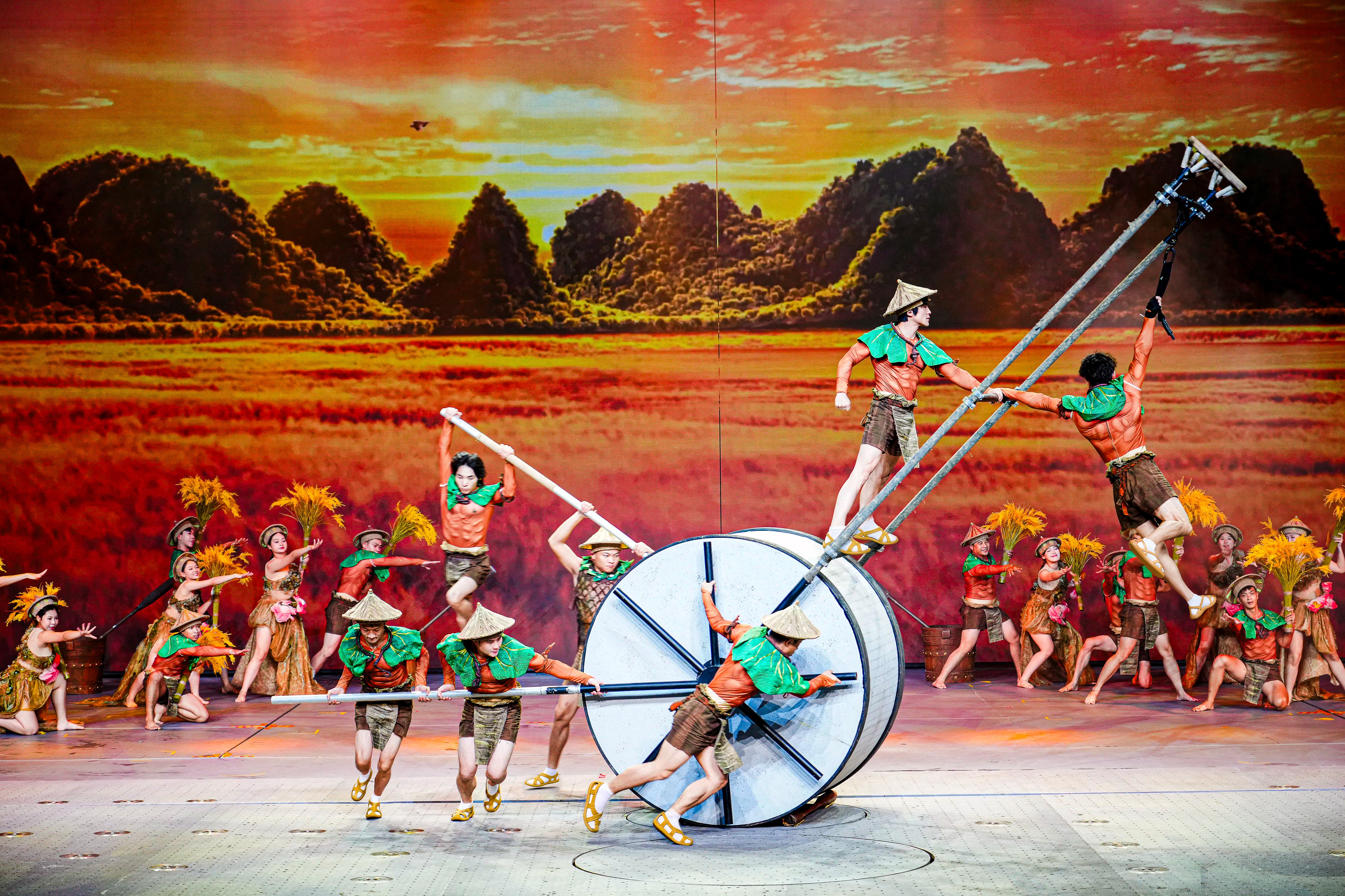 3-cac-nghe-si-thuc-hien-nhung-man-trinh-dien-ky-thuat-tren-khong-ket-hop-ngon-ngu-mua-xiec-va-hieu-ung-san-khau-de-tai-hien-nhung-lat-cat-giau-cam-xuc-cua-lich-su-dan-toc-1783080574.jpg