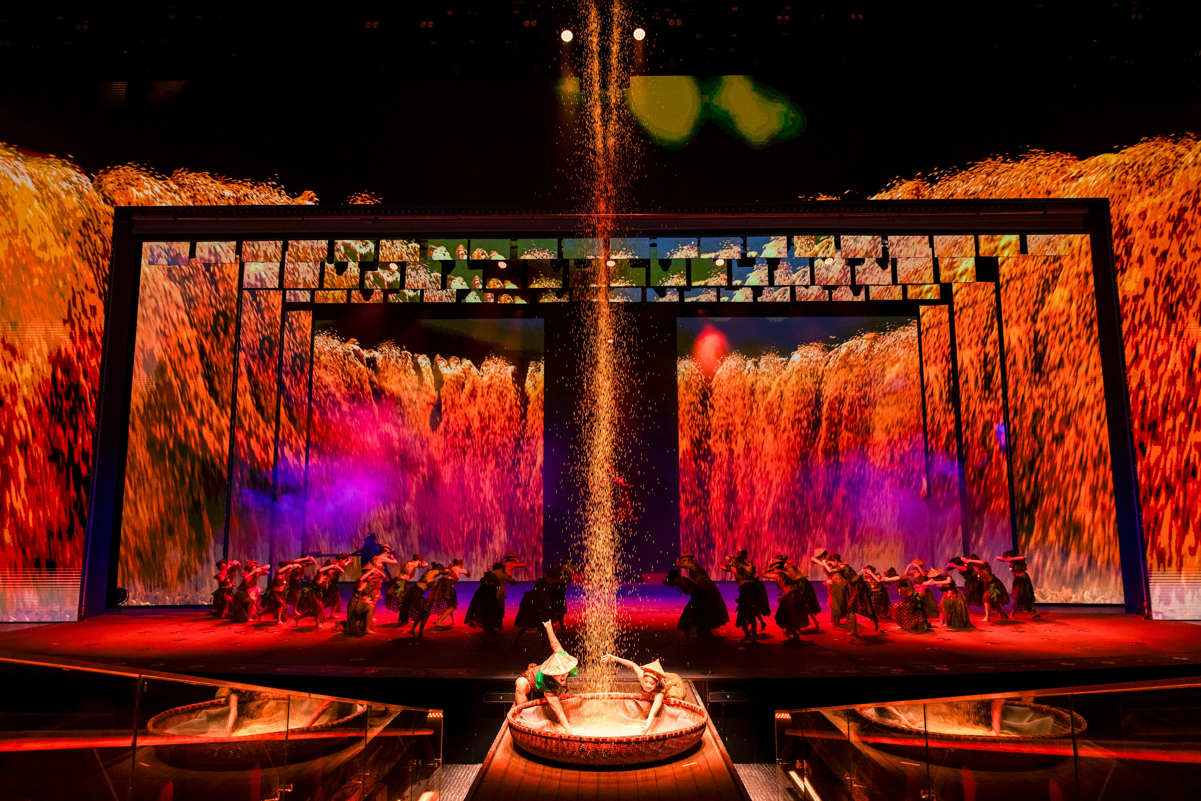 4-chuong-trinh-duoc-thiet-ke-theo-mo-hinh-immersive-theatre-san-khau-nhap-vai-ket-hop-dong-thoi-12-cong-nghe-va-hieu-ung-trinh-dien-tao-nen-trai-nghiem-thi-giac-da-tang-cho-khan-gia-1783080583.jpg