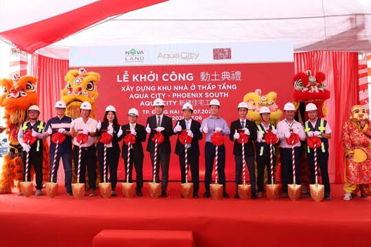 Tập đoàn Novaland (HoSE: NVL) phối hợp cùng Công ty TNHH Xây dựng Ho Team khởi công xây dựng 346 căn nhà thấp tầng đầu tiên tại phân khu Phoenix South, thuộc Đảo Phượng Hoàng của dự án Aqua City. 