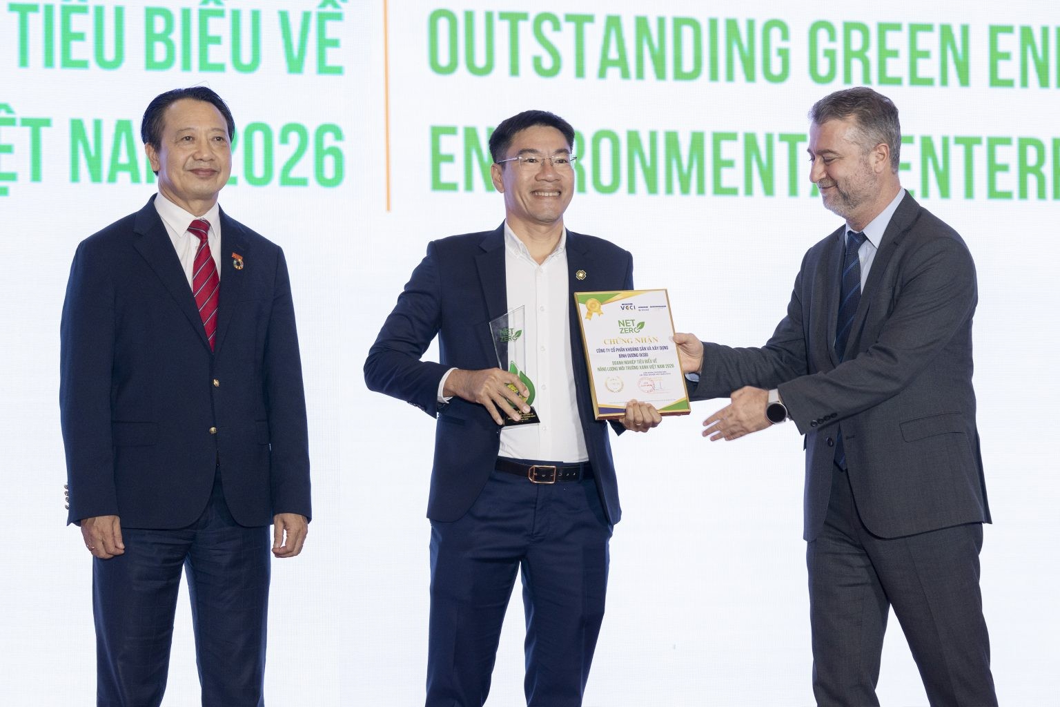 Ông Lê Hoài Nam – Thành viên HĐQT, Phó Tổng Giám đốc KSB nhận vinh danh Top 30 Doanh nghiệp tiêu biểu về Năng lượng Môi trường xanh Việt Nam 2026. (Ảnh: KSB)