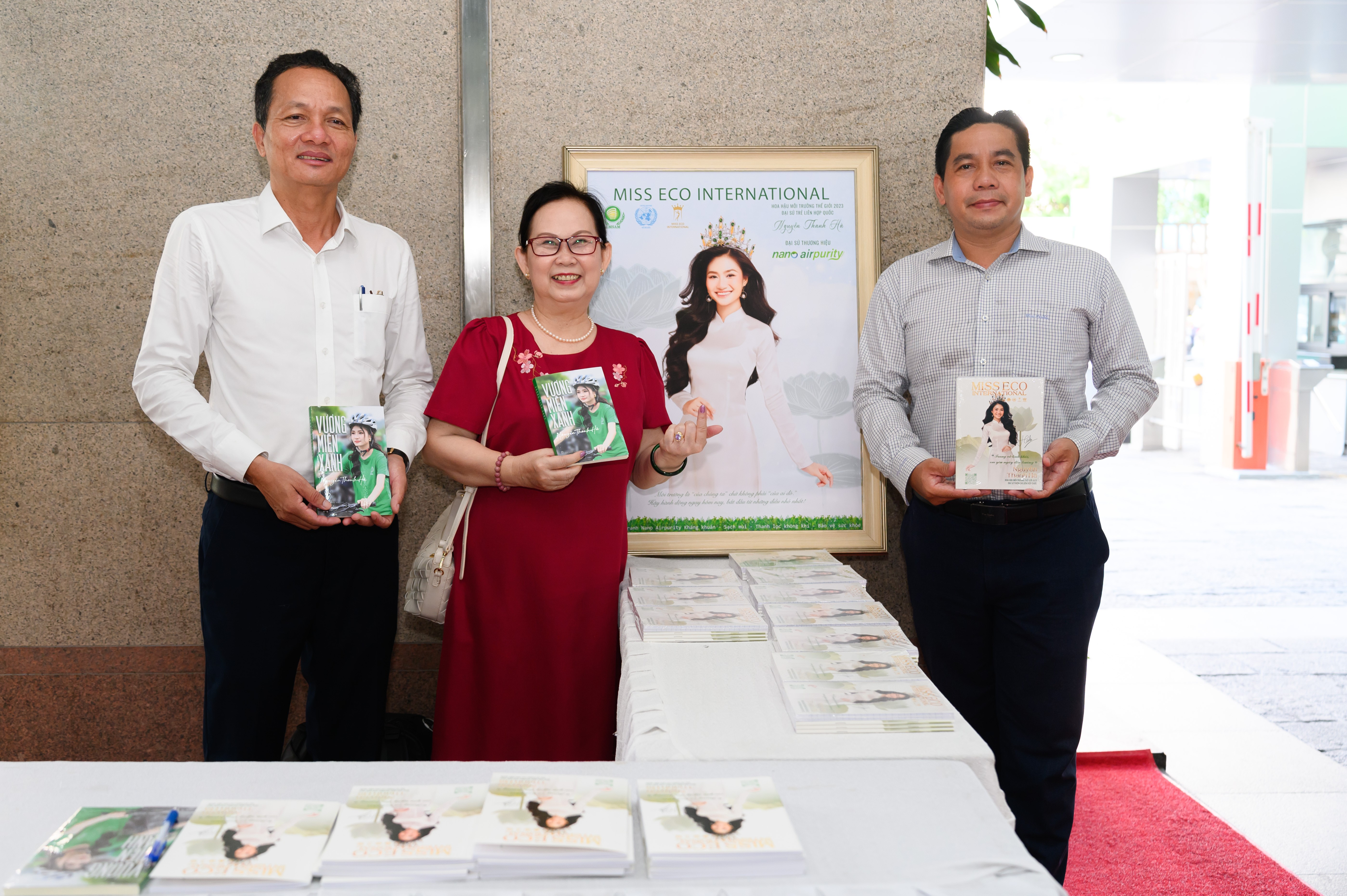 Ông Nguyễn Văn Đắng (Sơ mi trắng) cùng khách tham dự checkin tại không gian trưng bày sách trong khuôn khổ chương trình. (Ảnh: BTC)