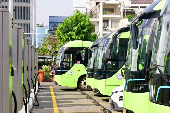 TP.HCM tiếp tục nâng cao chất lượng vận tải công cộng bằng việc đưa vào khai thác 151 xe buýt điện trên 11 tuyến, cải tạo nhà chờ và điểm dừng, bổ sung bảng thông tin, màn hình LED