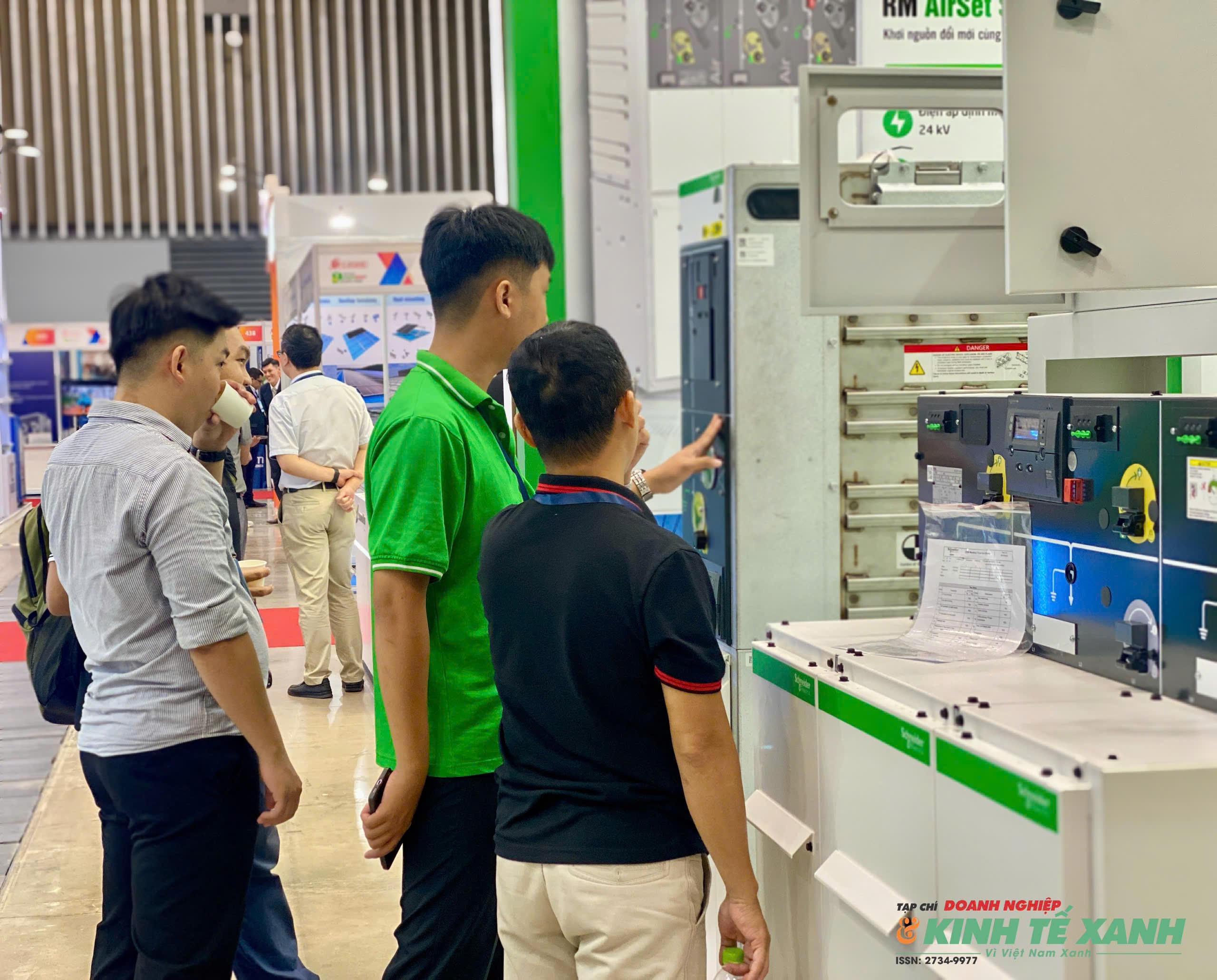Khách tham quan tìm hiểu về sản phẩm trưng bày tại Triển lãm. (Ảnh: Võ Nga)
