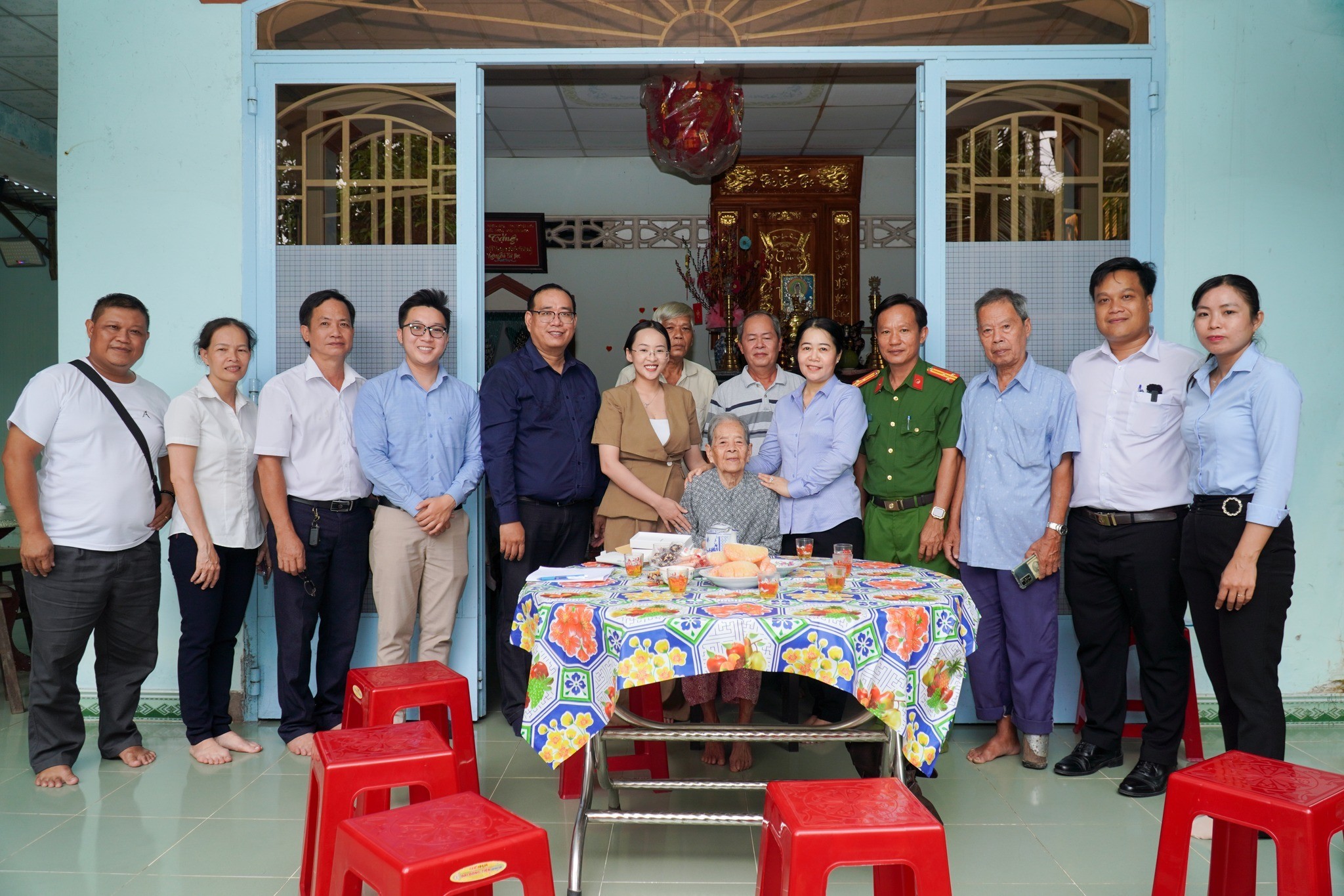 Đồng Tháp trao 229 điện thoại thông minh cho người có công, lan tỏa nghĩa tình trong hành trình chuyển đổi số - Ảnh 7