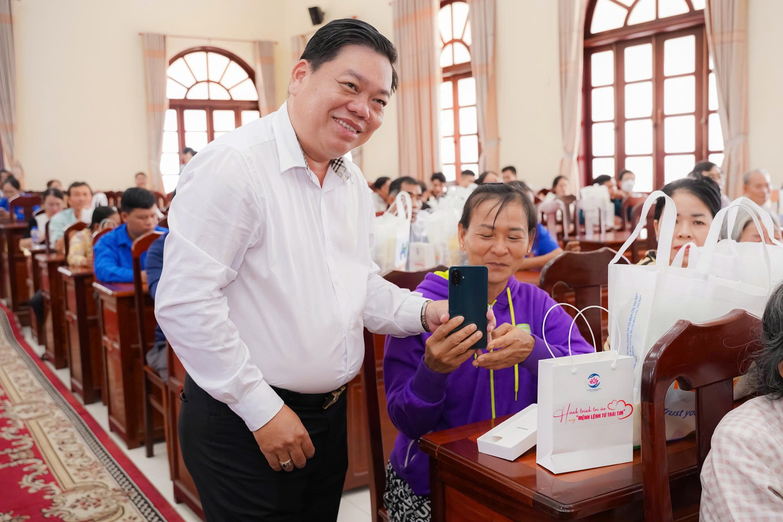 Đồng Tháp trao 229 điện thoại thông minh cho người có công, lan tỏa nghĩa tình trong hành trình chuyển đổi số - Ảnh 13