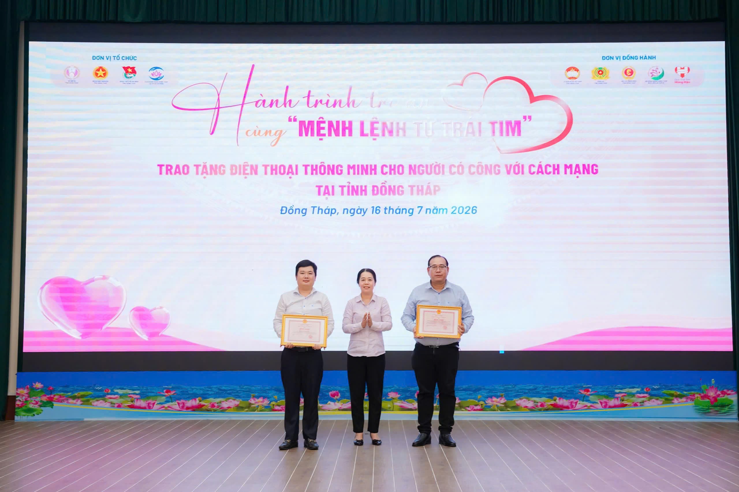 Đồng Tháp trao 229 điện thoại thông minh cho người có công, lan tỏa nghĩa tình trong hành trình chuyển đổi số - Ảnh 11