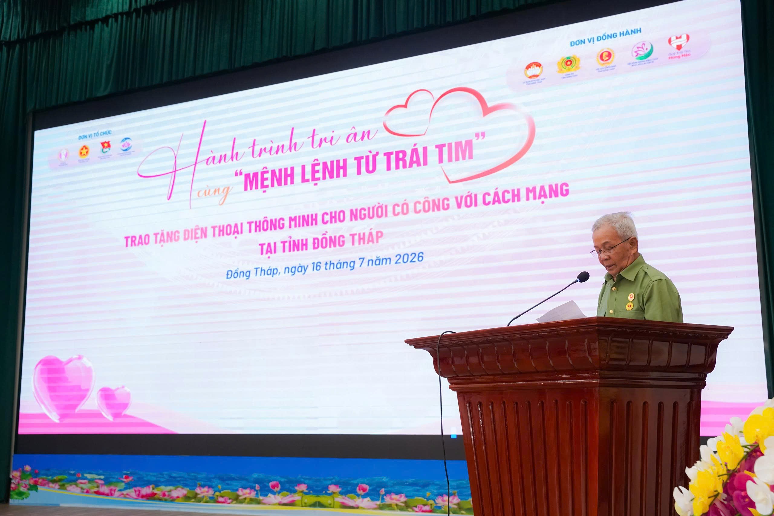 Đồng Tháp trao 229 điện thoại thông minh cho người có công, lan tỏa nghĩa tình trong hành trình chuyển đổi số - Ảnh 6