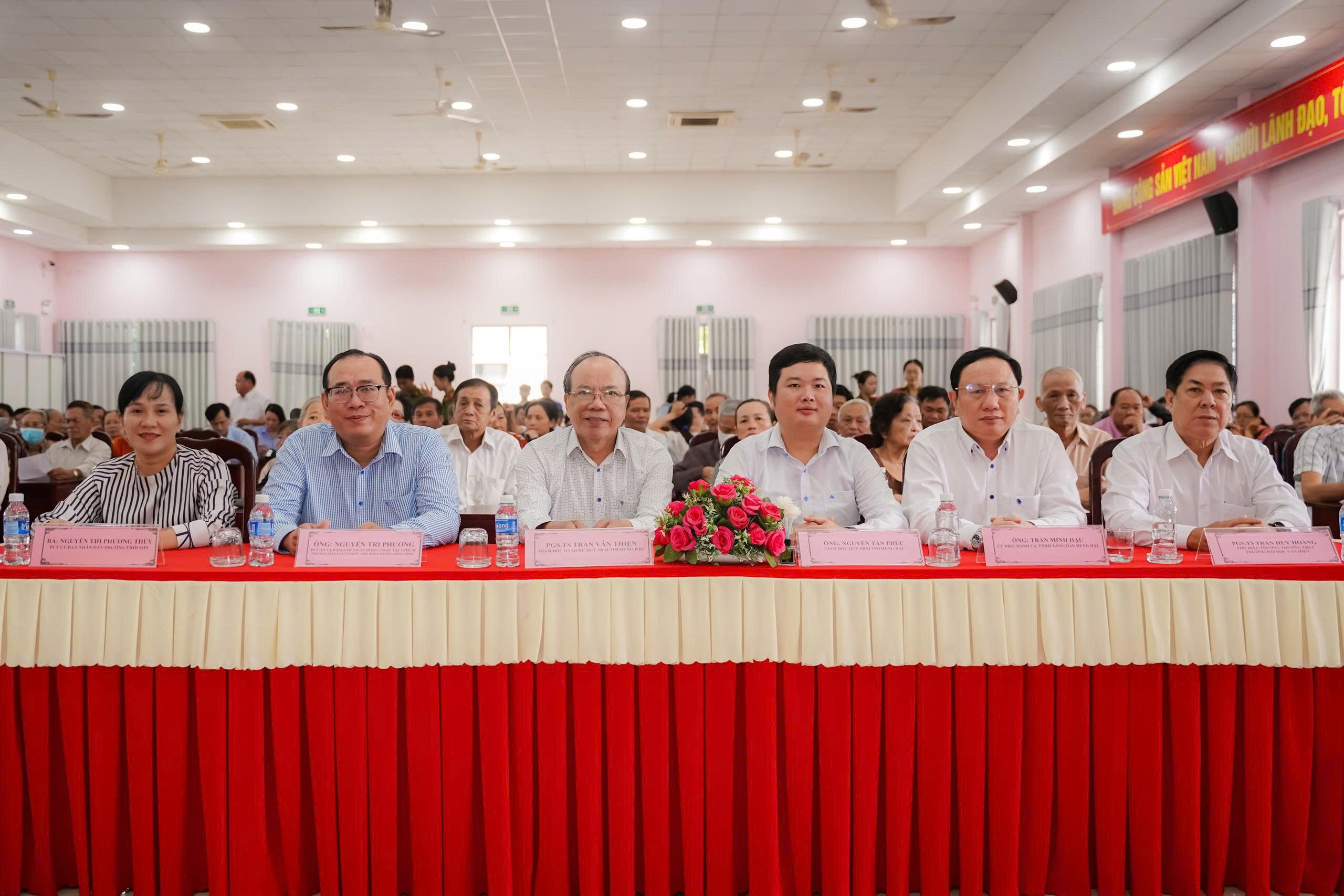 Tri ân người có công bằng công nghệ số: DTE trao 229 điện thoại thông minh tại Đồng Tháp - Ảnh 2