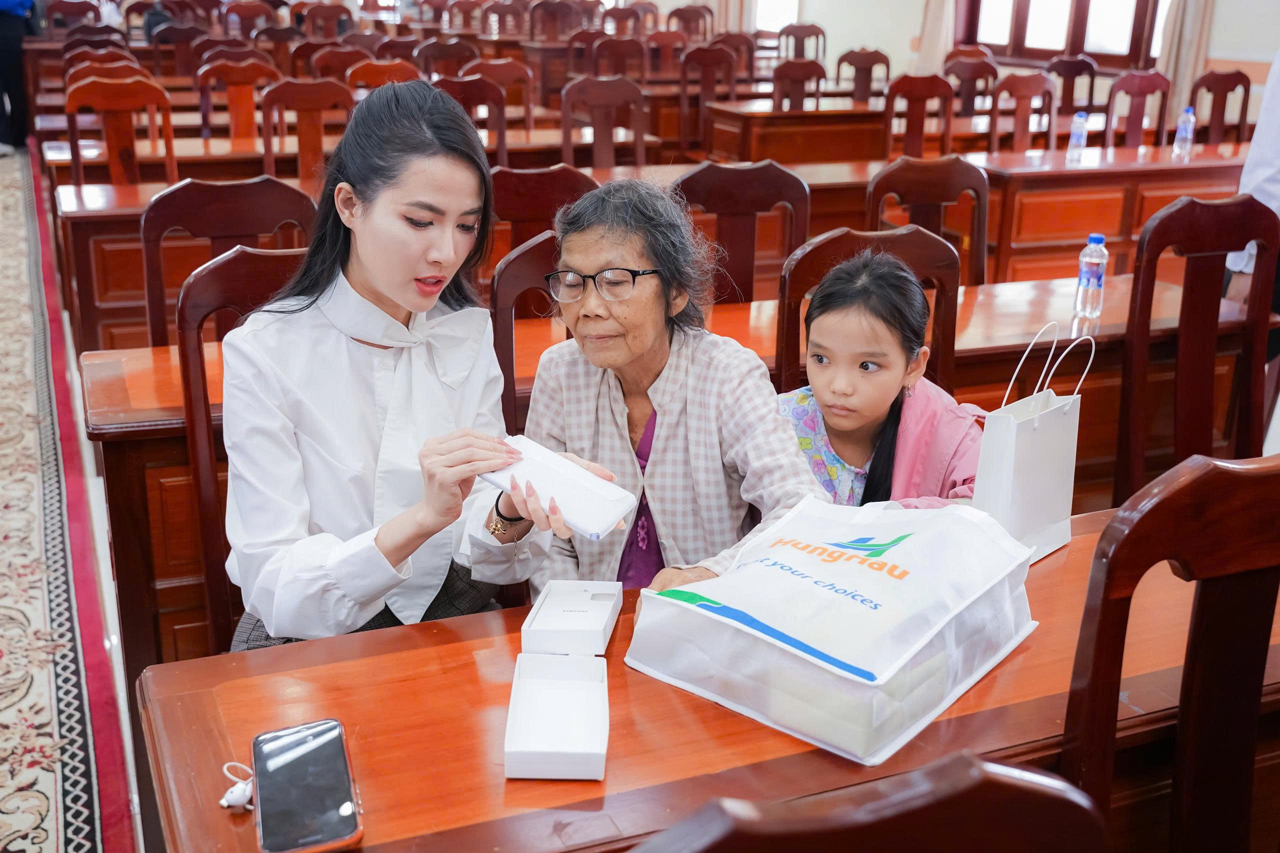 Đồng Tháp trao 229 điện thoại thông minh cho người có công, lan tỏa nghĩa tình trong hành trình chuyển đổi số - Ảnh 14