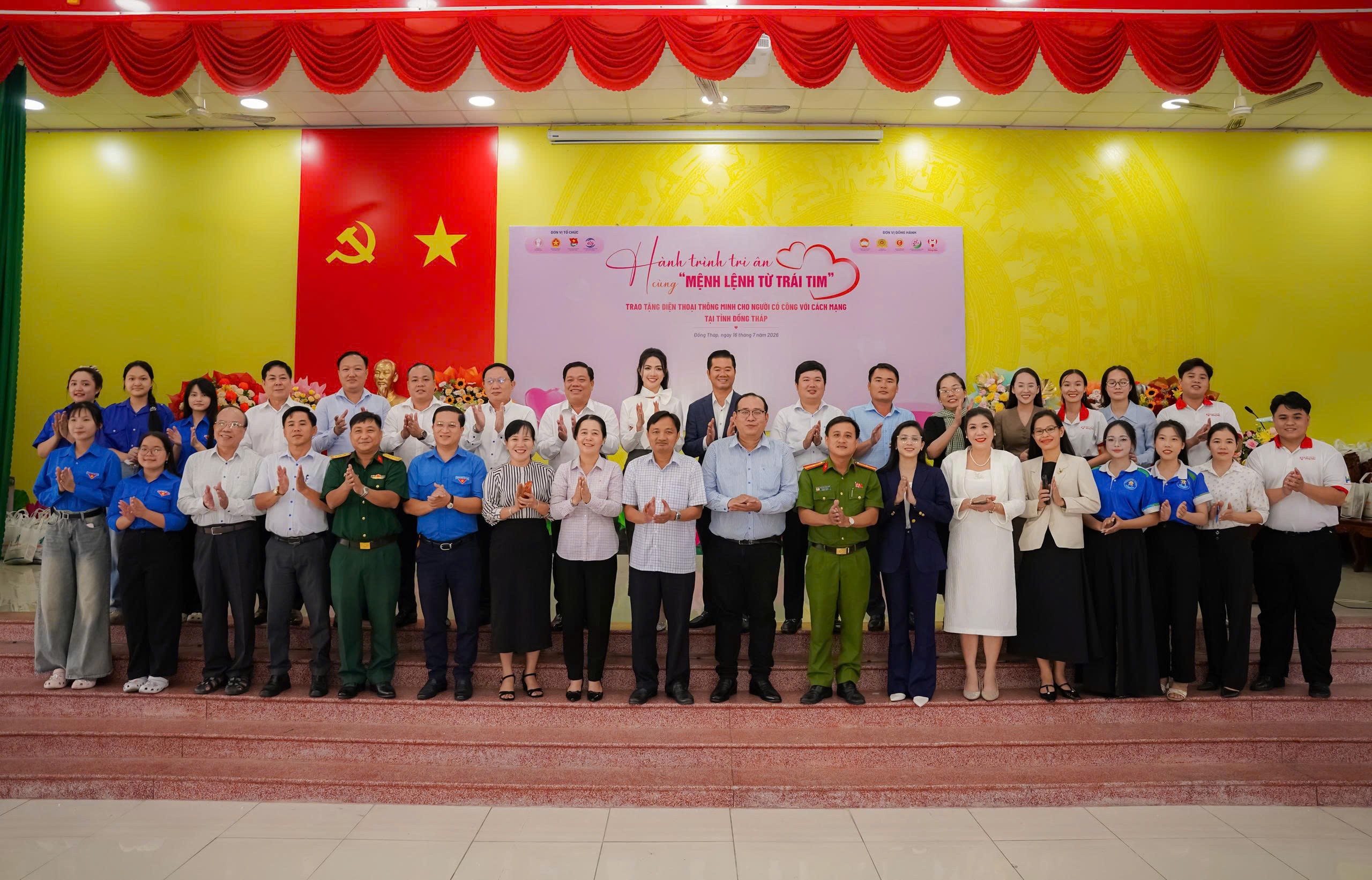 Đồng Tháp trao 229 điện thoại thông minh cho người có công, lan tỏa nghĩa tình trong hành trình chuyển đổi số - Ảnh 12