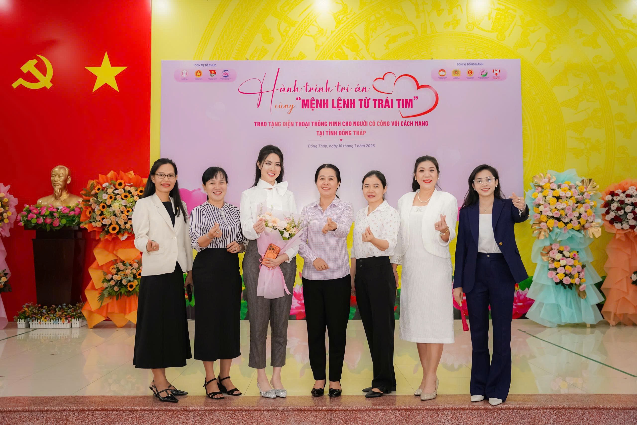 Đồng Tháp trao 229 điện thoại thông minh cho người có công, lan tỏa nghĩa tình trong hành trình chuyển đổi số - Ảnh 17