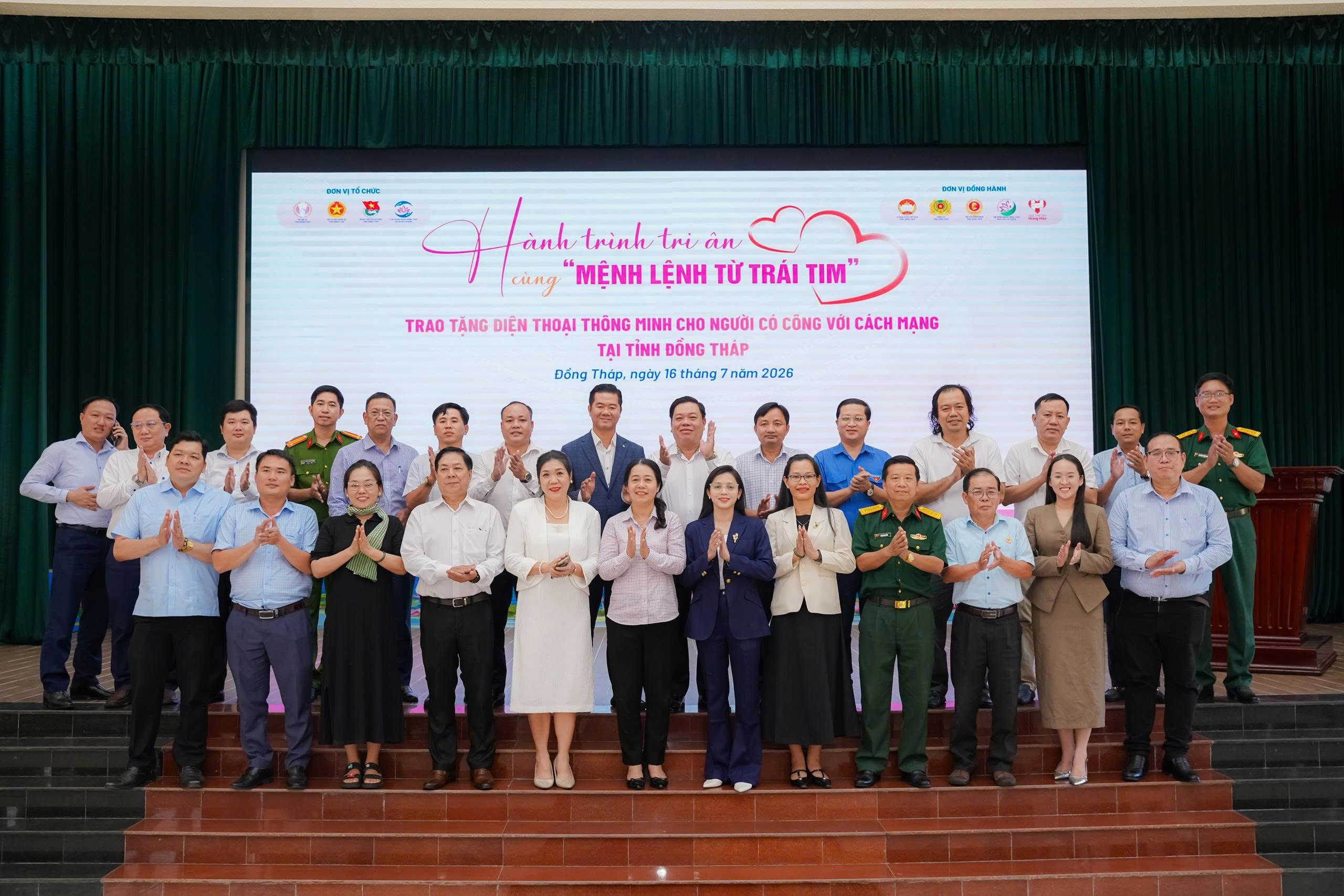 Đồng Tháp trao 229 điện thoại thông minh cho người có công, lan tỏa nghĩa tình trong hành trình chuyển đổi số - Ảnh 10