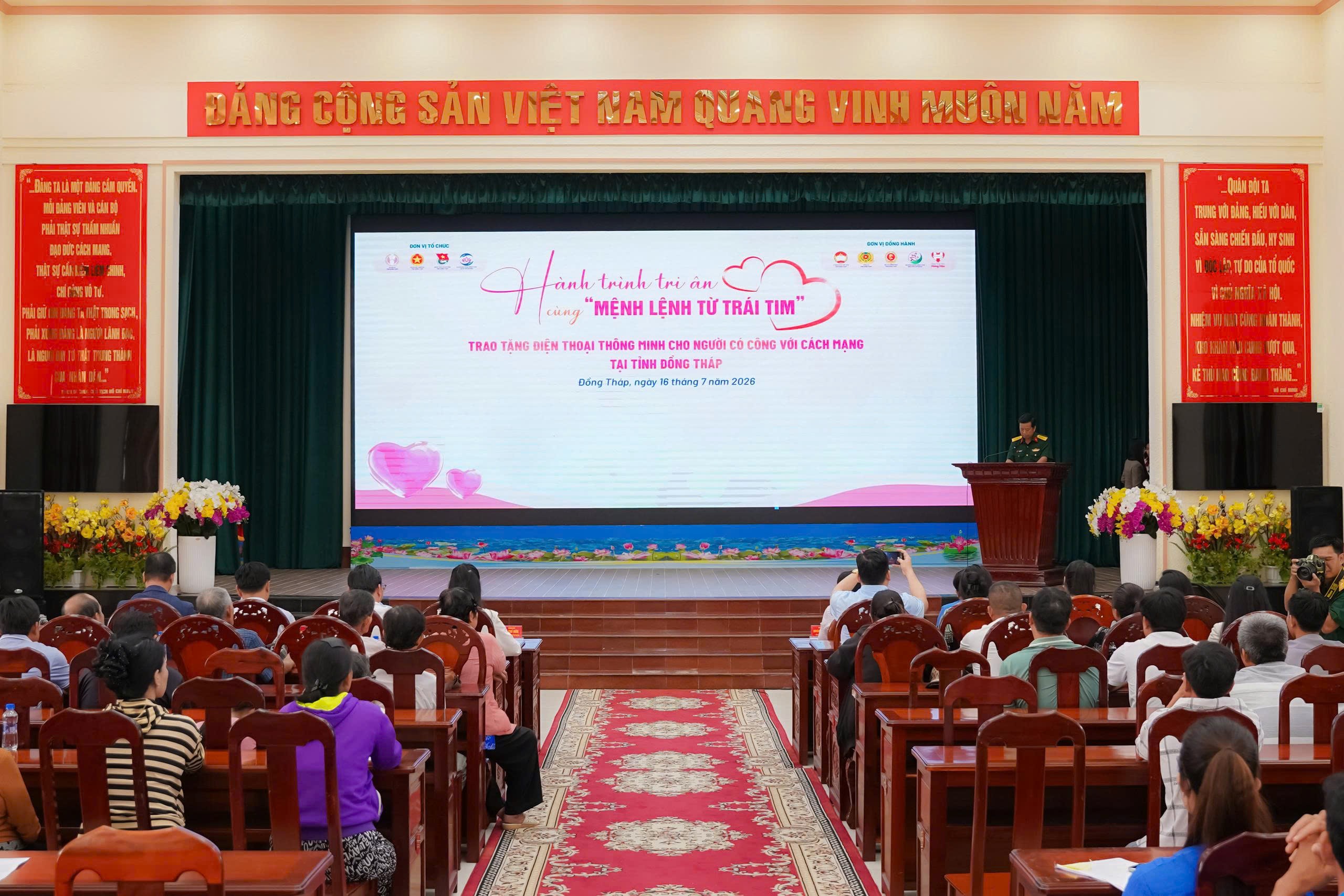 Tri ân người có công bằng công nghệ số: DTE trao 229 điện thoại thông minh tại Đồng Tháp - Ảnh 1