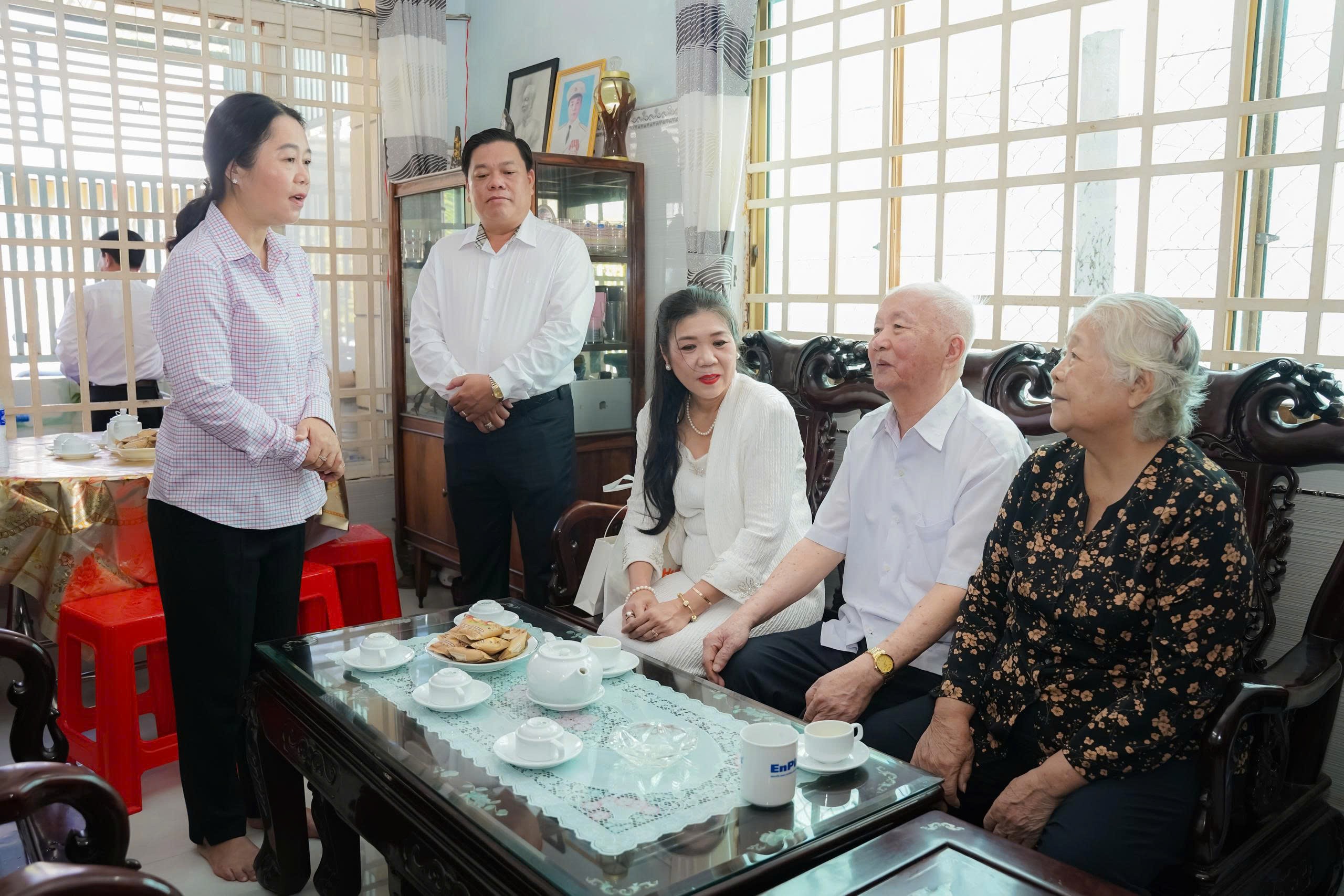 Đồng Tháp trao 229 điện thoại thông minh cho người có công, lan tỏa nghĩa tình trong hành trình chuyển đổi số - Ảnh 9