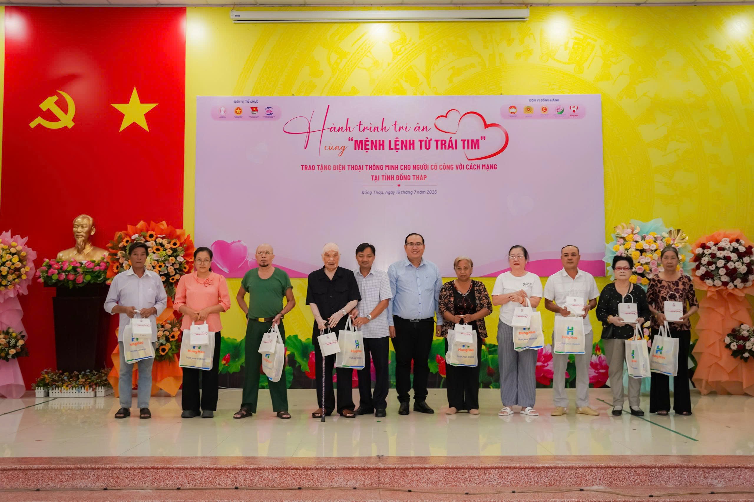 Tri ân người có công bằng công nghệ số: DTE trao 229 điện thoại thông minh tại Đồng Tháp - Ảnh 3