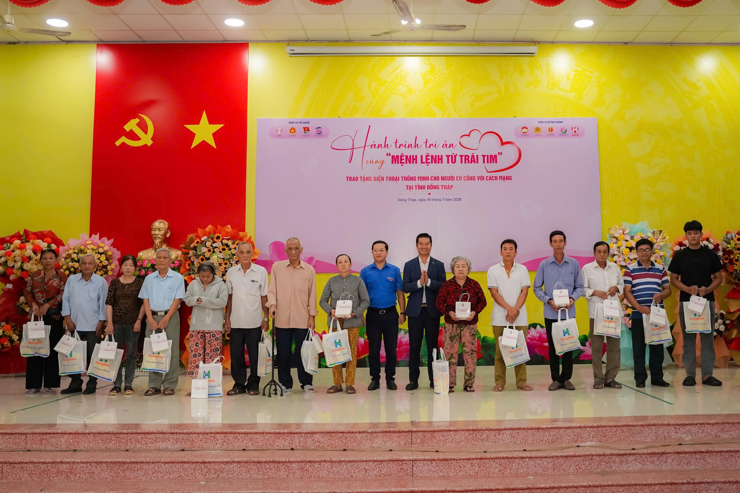 Đồng Tháp trao 229 điện thoại thông minh cho người có công, lan tỏa nghĩa tình trong hành trình chuyển đổi số - Ảnh 15