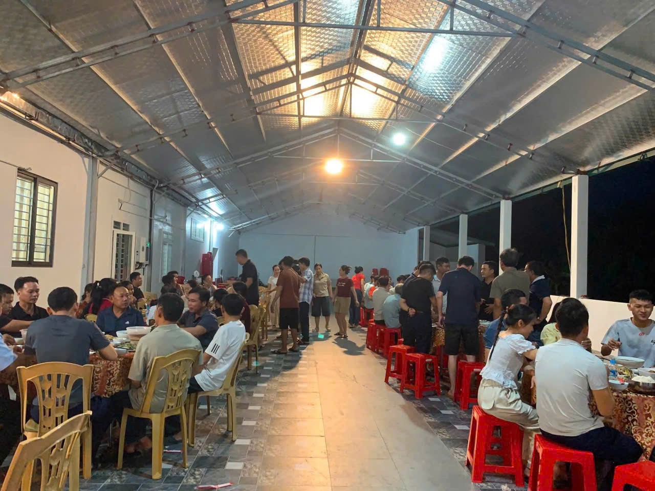 bua-com-nghia-tinh-1784372695.jpg