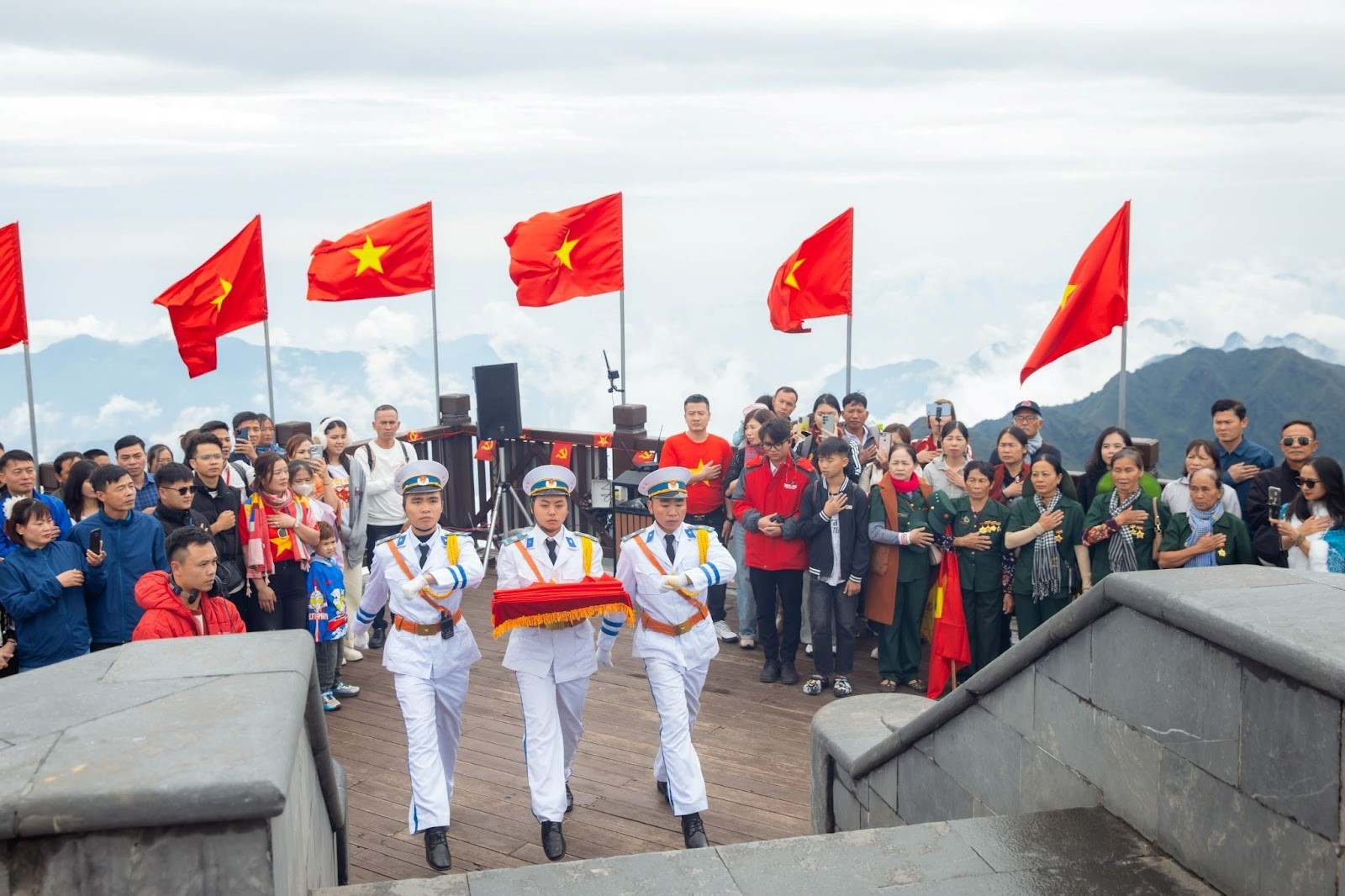 Lễ thượng cờ trên đỉnh Fansipan.