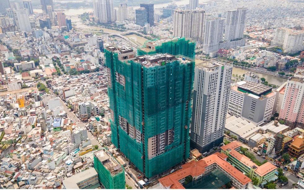 dự án đang bước vào giai đoạn thi công nước rút. Novaland cùng tổng thầu Ricons triển khai đồng loạt tại ba tòa tháp A1, A2 và A3, dự kiến bàn giao cho khách hàng từ quý III/2026.