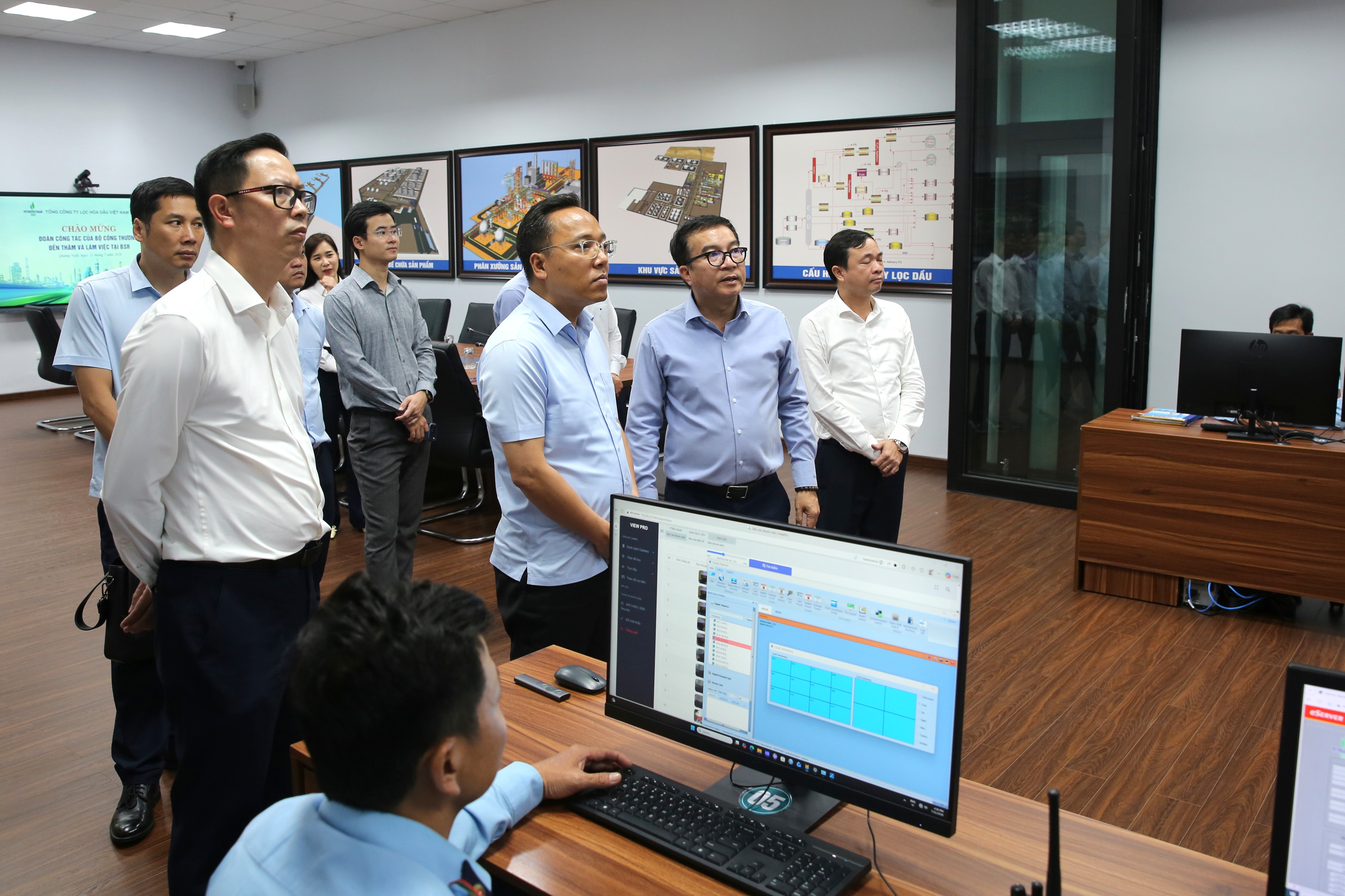 Đoàn công tác Bộ Công Thương tìm hiểu hoạt động của NMLD Dung Quất từ Trung tâm Điều hành tích hợp.