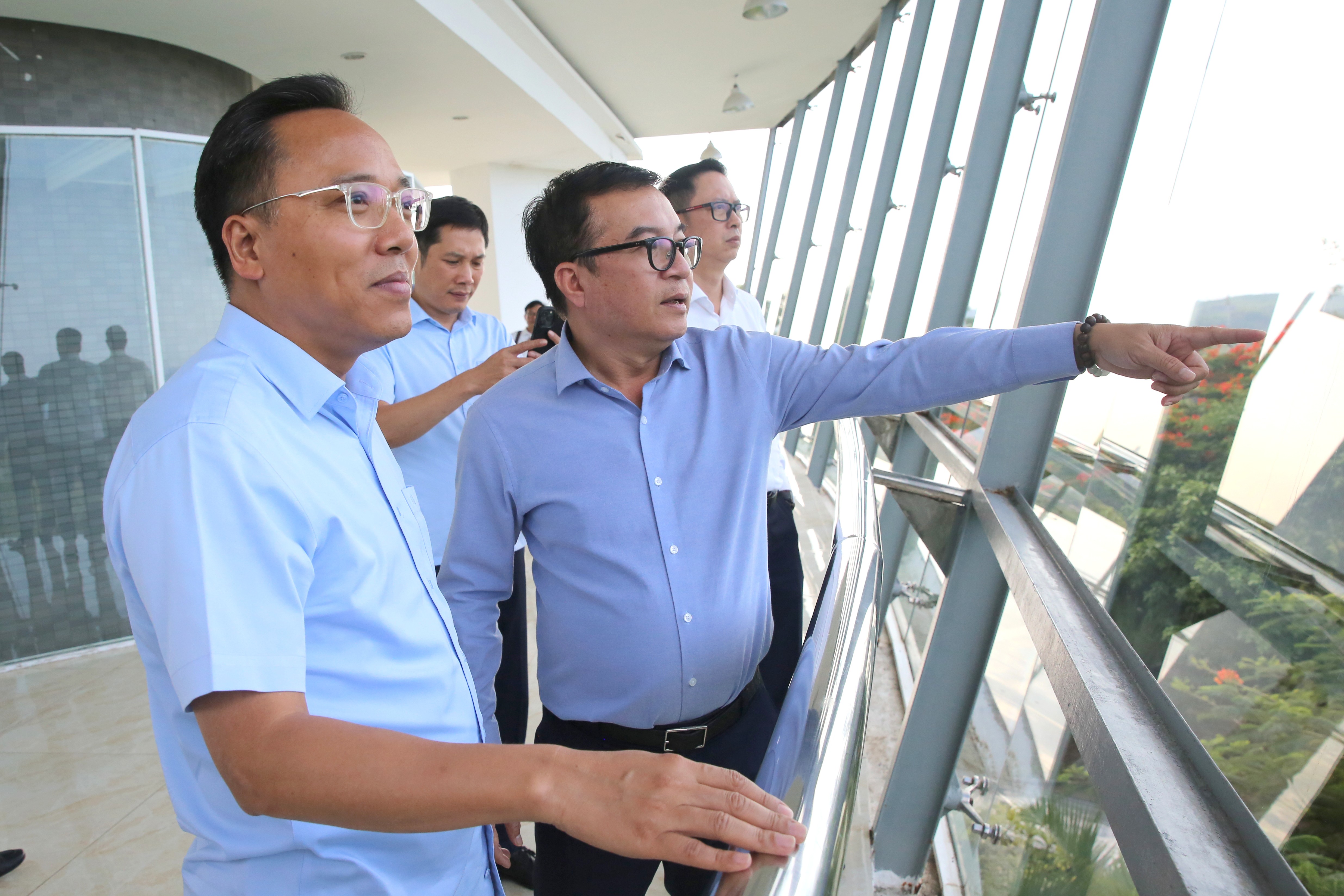 Tổng Giám đốc BSR Nguyễn Việt Thắng báo cáo với Thứ trưởng Bộ Công Thương Nguyễn Hoàng Long về tình hình sản xuất kinh doanh của BSR trong thời gian qua.