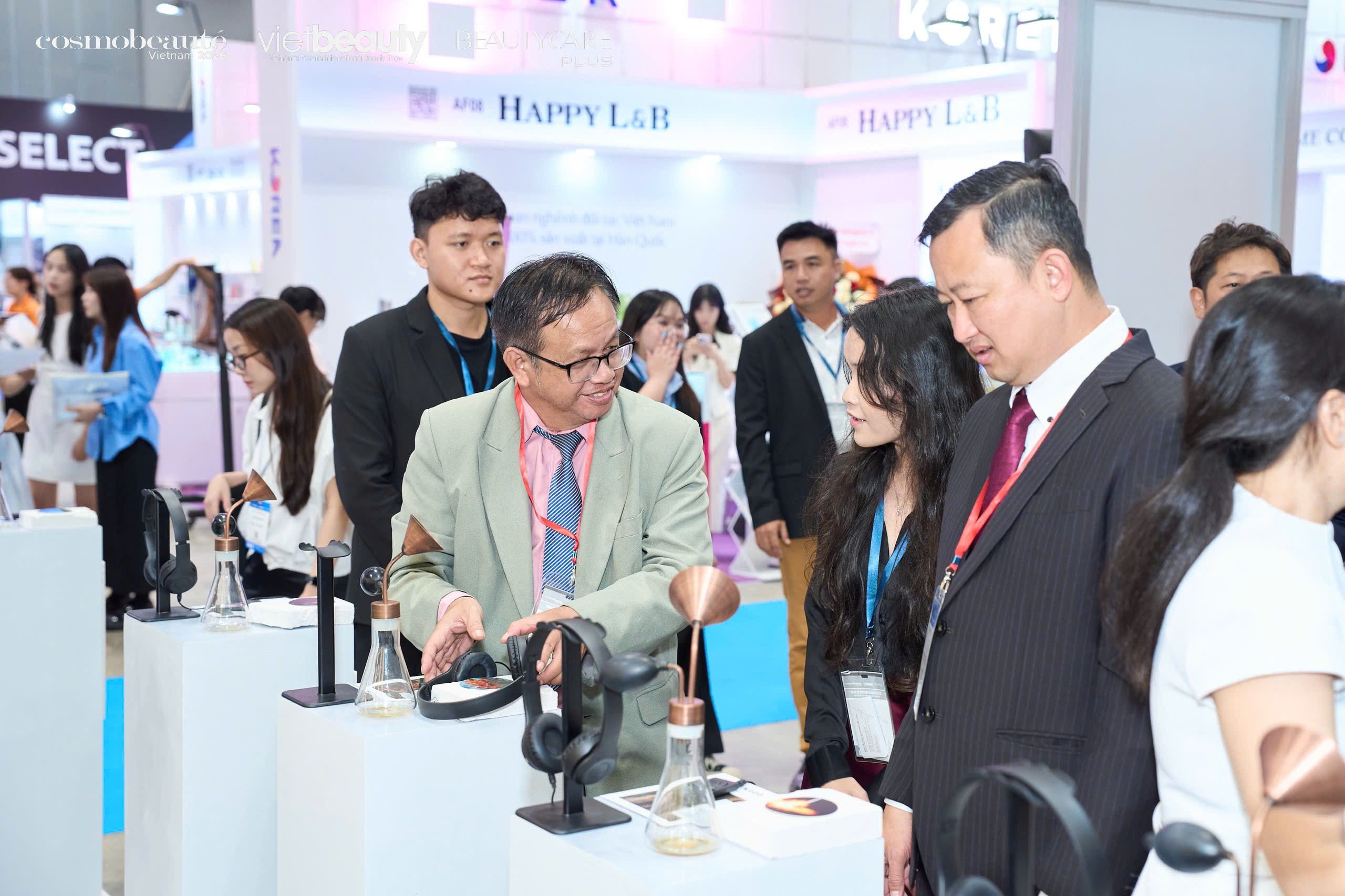 Đại biểu tham quan các gian hàng trưng bày tại triển lãm. (Ảnh: BTC)