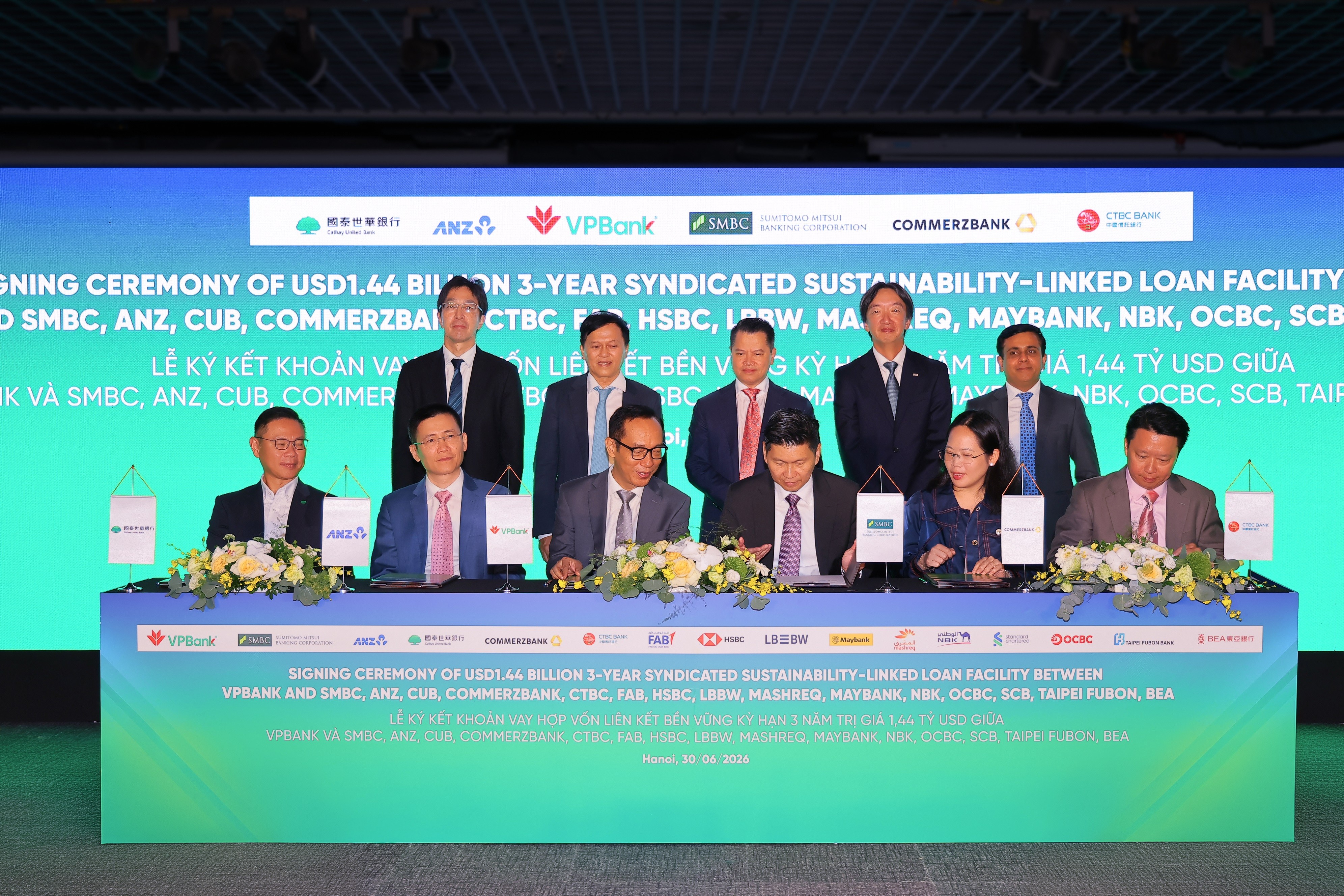 Đại diện VPBank và các đối tác tại lễ ký kết thỏa thuận vay hợp vốn liên kết bền vững trị giá 1,44 tỷ USD. (Ảnh: VPBank).