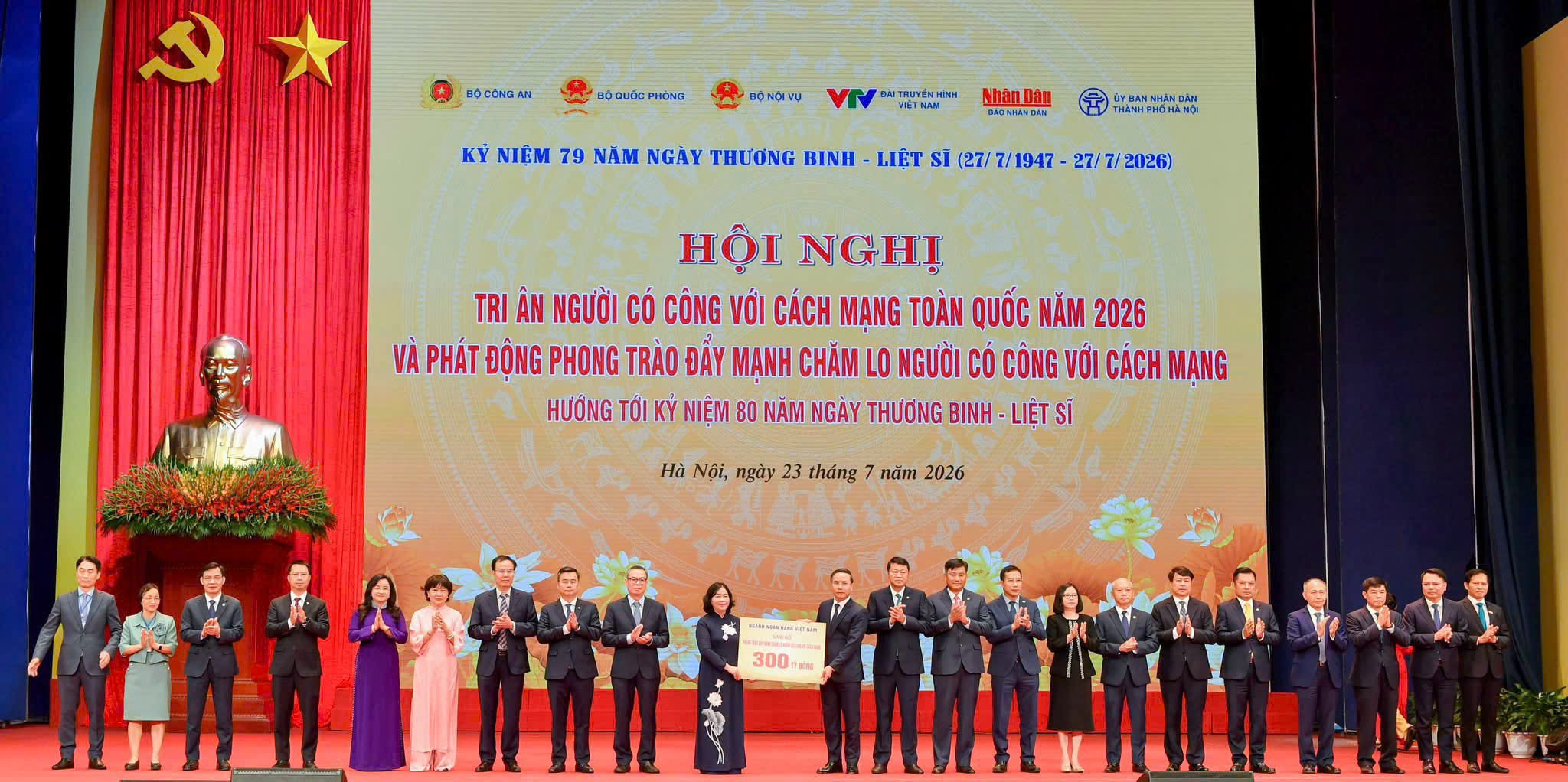 Ông Phạm Đức Ấn - Ủy viên Trung ương Đảng, Thống đốc NHNN và đại diện các NHTM (trong đó có ông Phan Đình Tuệ - Thành viên HĐQT SACOMBANK) trao biểu trưng 300 tỷ đồng cho bà Bùi Thị Minh Hoài - Ủy viên Bộ Chính trị, Chủ tịch Ủy ban Trung ương Mặt trận Tổ quốc Việt Nam, nhằm hỗ trợ chăm lo người có công với cách mạng trên cả nước. (Ảnh: SACOMBANK)