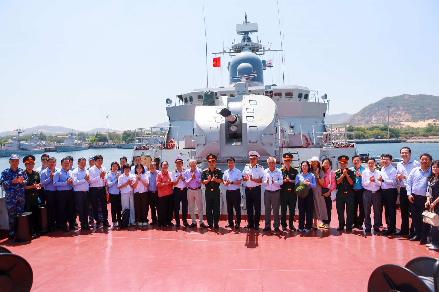 Các đại biểu tham dự hội thảo tham quan thực tế trên tàu hộ vệ tên lửa tại Bộ Tư lệnh Vùng 4 Hải quân