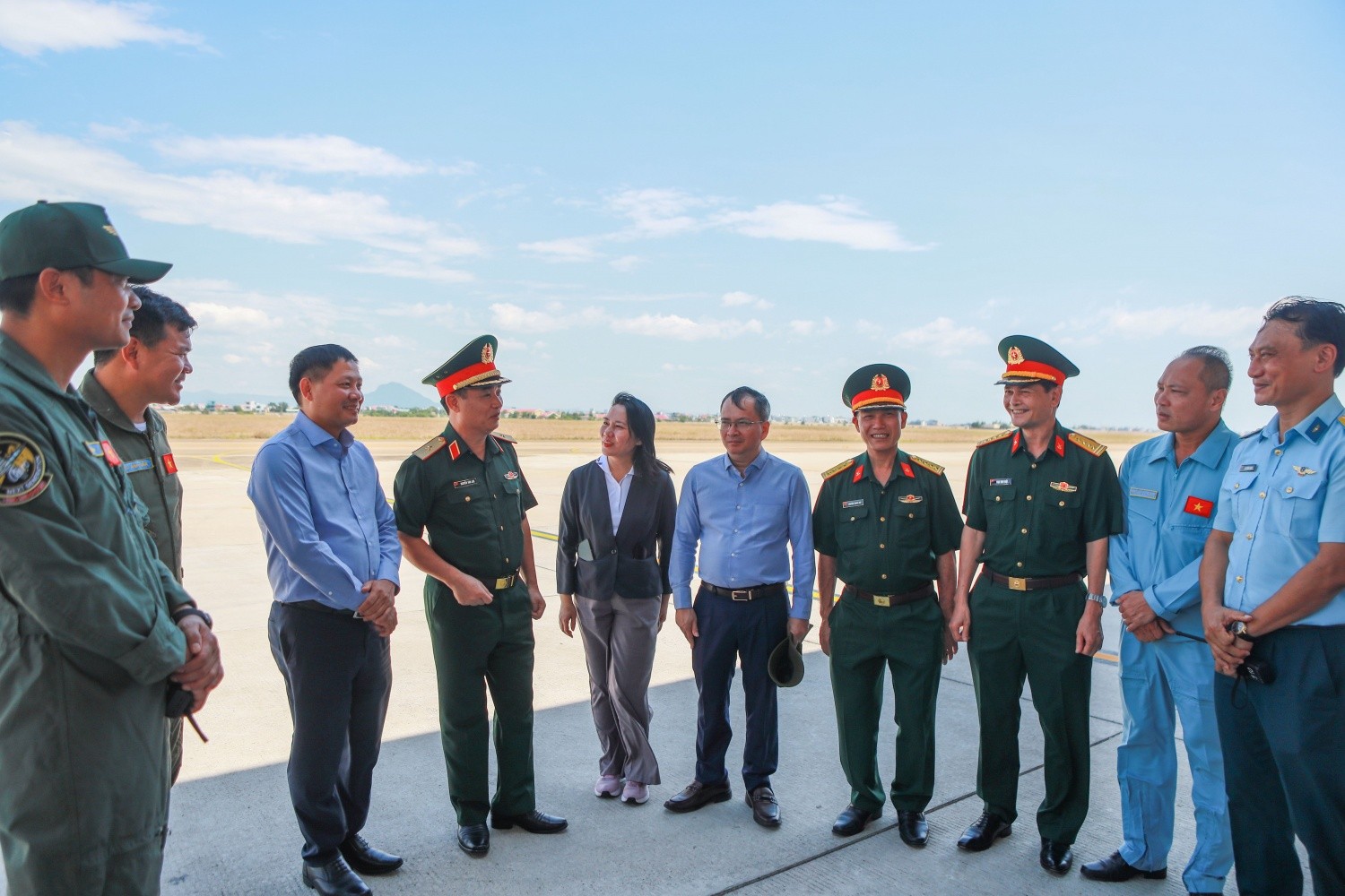 Các đại biểu tham quan, trao đổi về chất lượng nhiên liệu bay Jet A-1K do BSR sản xuất.