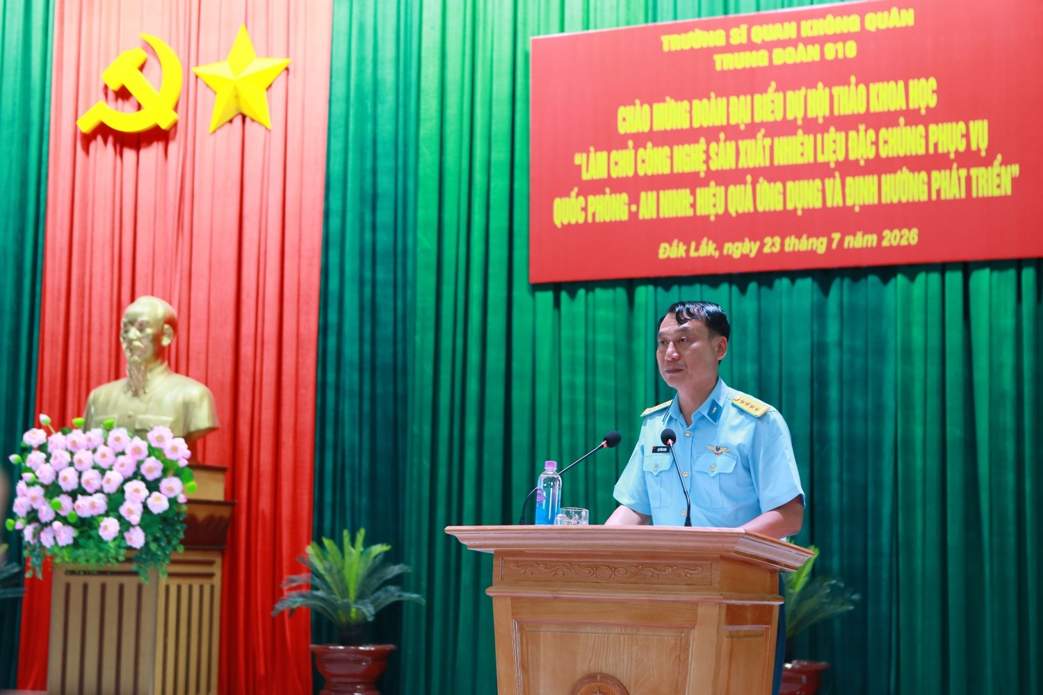 Đại tá Lại Công Hoan - Phó Hiệu trưởng Trường Sĩ quan Không quân phát biểu chia sẻ tại buổi làm việc.