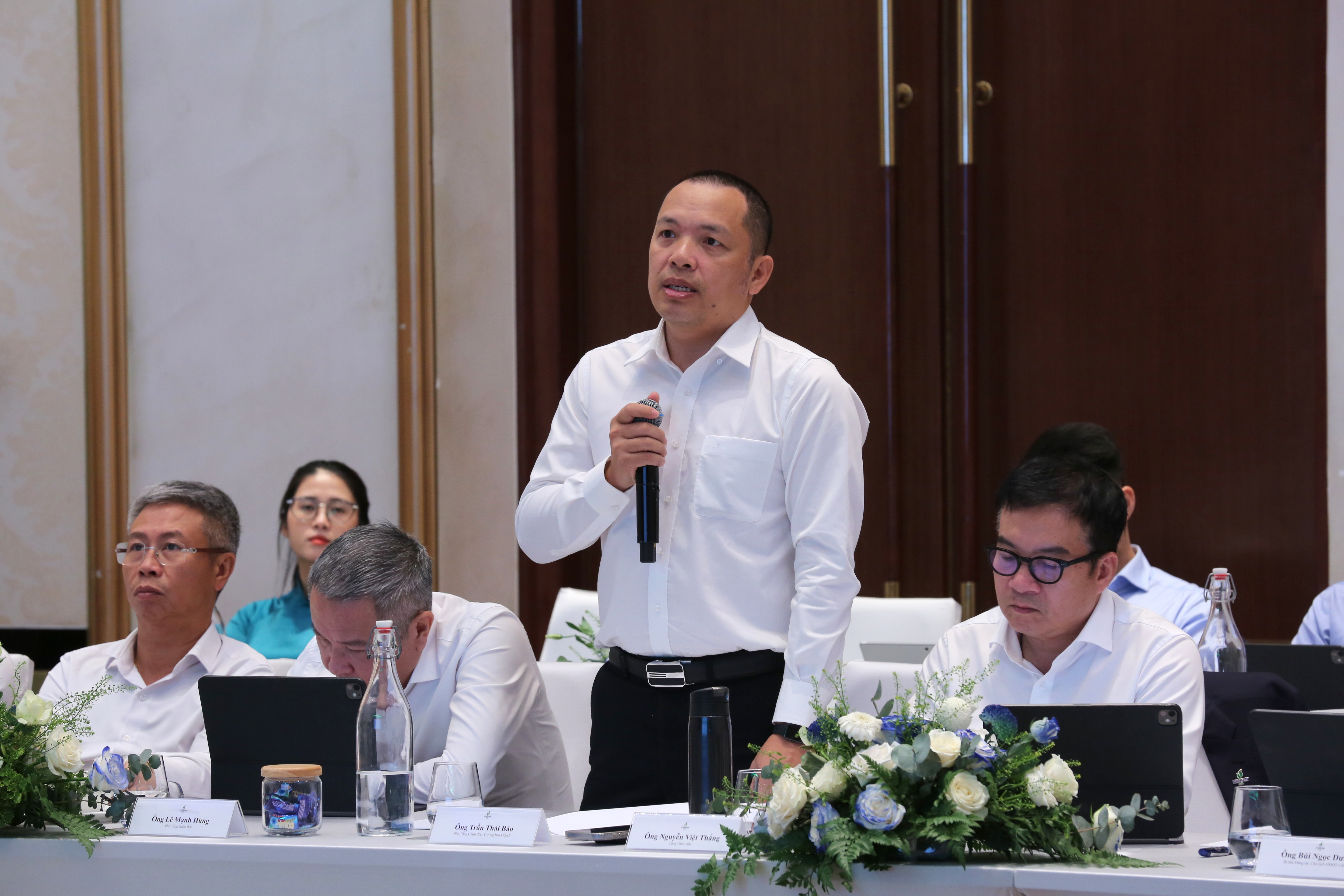 Phó Tổng Giám đốc BSR Trần Thái Bảo trình bày báo cáo về tình hình triển khai dự án NCMR NMLD Dung Quất