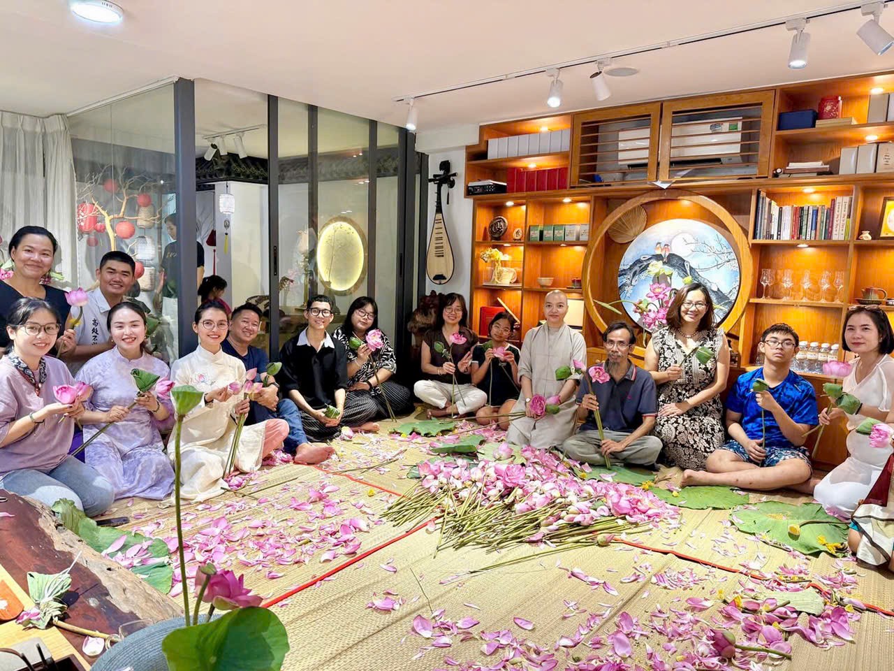 Khách tham dự workshop trải nghiệm nghệ thuật ướp trà sen tại An Nhơn Trà
