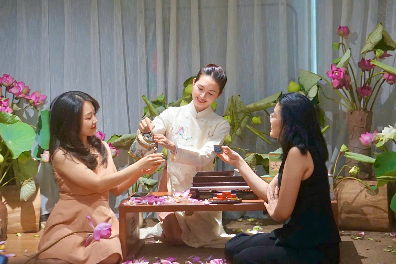 Nghệ nhân Dương Lệ mời khách thưởng trà