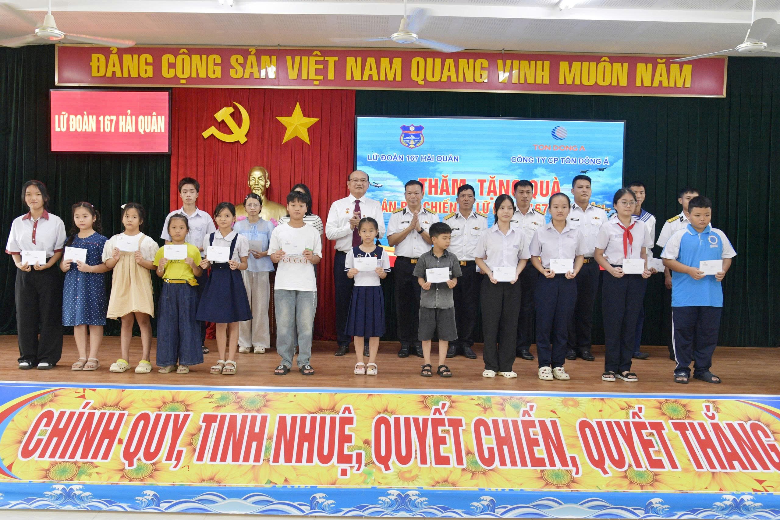 1-trao-qua-cho-con-quan-nhan-co-hoan-canh-kho-khan-1785232376.jpg