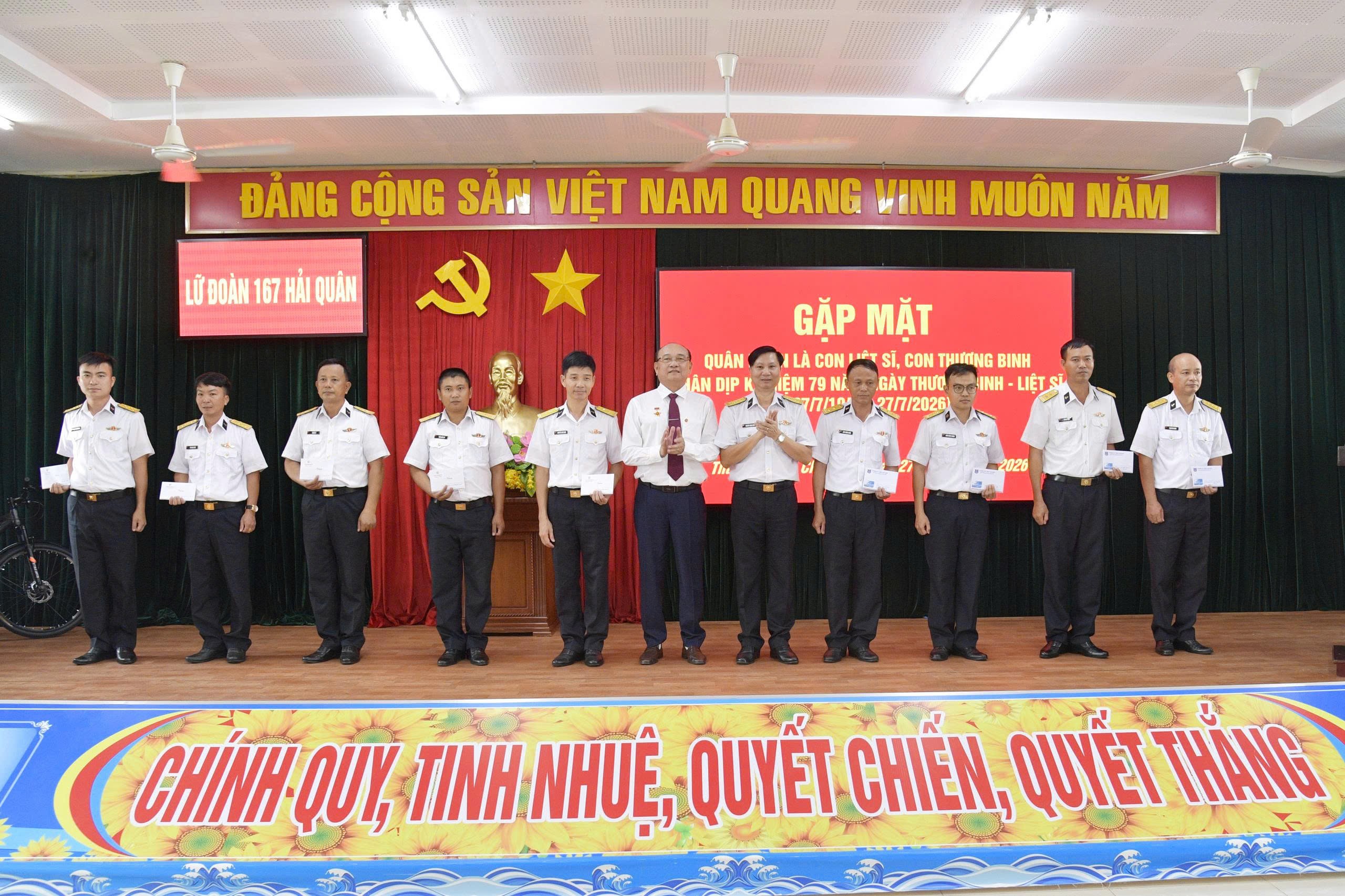 2-trao-qua-cho-quan-nhan-la-con-thuong-binh-benh-binh-liet-si-dang-cong-tac-tai-lu-doan-1785232441.jpg